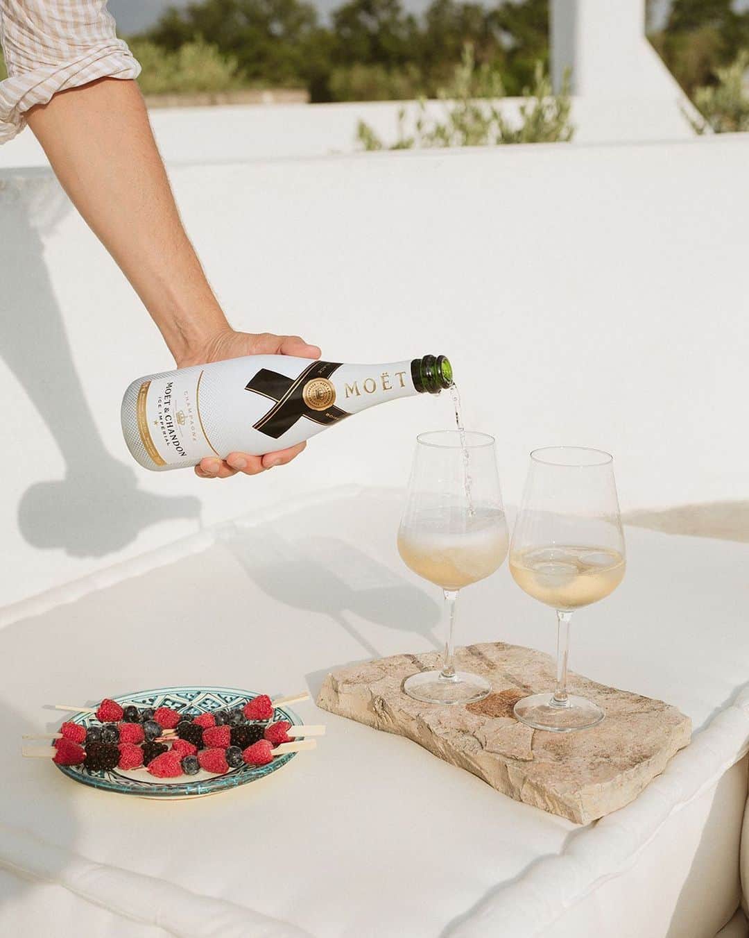 LVMHさんのインスタグラム写真 - (LVMHInstagram)「🌞 Your daily dose of « art de vivre » continues in the midst of summer with our Maisons.  Summer time happiness with @moetchandon.  Please drink responsibly.  _ #MoetChandon#MoetIce #MoetMoment #MoëtHennessy #LVMH #Summer2019 #SummerDays」8月20日 21時50分 - lvmh