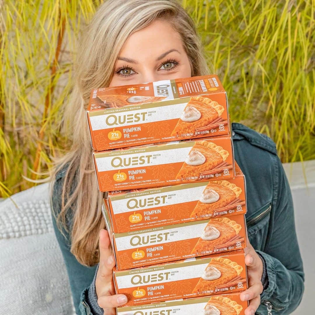 のインスタグラム：「Hello, Gourd-geous! The Pumpkin Pie Quest Bar is back! AVAILABLE NOW for a limited time at QuestNutrition.com, @amazon, @vitaminshoppe, @gnclivewell, @hyvee (Midwest), @gianteagle (Northeast), & your local health/nutrition stores nationwide. 🎃🍂 • Your favorite seasonal flavor has a delicious pumpkin base mixed in with warm spices...like a slice of pumpkin pie, but with 21g protein, 4g net carbs & <1g sugar. 🙌 #OnaQuest」