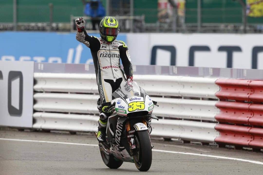 MotoGPさんのインスタグラム写真 - (MotoGPInstagram)「Did you know...@calcrutchlow is scheduled to make the 150th start of his Grand Prix career at Silverstone! 🇬🇧 // The @lcr.team rider claimed pole position and finished a battling second here in 2016! 💪 #BritishGP #MotoGPStats #MotoGP #CC35 #Motorsport #Motorcycle #Racing」8月20日 22時00分 - motogp