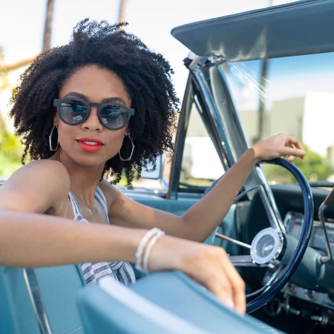 BOSEさんのインスタグラム写真 - (BOSEInstagram)「No Bluetooth in your classic car? No problem. That's what the sunnies are for! #BoseFrames 🕶🎵 ​」8月20日 22時00分 - bose