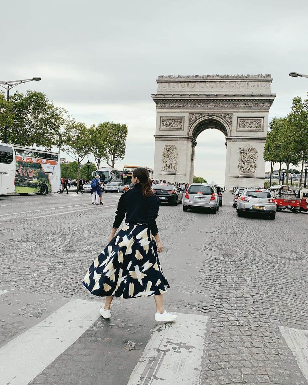ARISA（和田有沙）さんのインスタグラム写真 - (ARISA（和田有沙）Instagram)「美しい通りとされるこの場所を とびっきりお気に入りのコーデで歩きたかったの🥺💕ㅤㅤㅤㅤㅤㅤㅤㅤㅤㅤㅤㅤㅤㅤㅤㅤㅤㅤㅤㅤㅤㅤㅤㅤㅤㅤ  Leoryオリジナル柄のスカートと ネックからショルダーにかけて ふんだんに使ったフリルニット🥺ㅤㅤㅤㅤㅤㅤㅤㅤㅤㅤㅤㅤㅤㅤㅤㅤㅤㅤㅤㅤㅤㅤㅤㅤㅤㅤ  パリではたーーーくさん歩くから スニーカーか9月発売のローファーが大活躍でした😏✨ㅤㅤㅤㅤㅤㅤㅤㅤㅤㅤㅤㅤㅤ  ㅤㅤㅤㅤㅤㅤㅤㅤ  #laviedeleory#leory#LeoryxEBLÓA #paris#France#dior#ラヴィドゥレオリー#レオリー#レオリーエブロア#パリ#ディオール#arisa_fashion」8月20日 21時53分 - wadaarisa