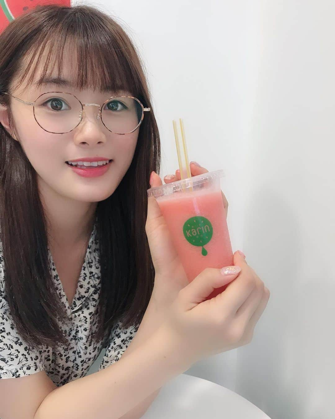 長谷川玲奈さんのインスタグラム写真 - (長谷川玲奈Instagram)「karin大好きです🥰 スイカを飲みました～🍉 甘々でビックリしました！！四コマみたいになっちゃった( ´艸｀) #karin」8月20日 21時55分 - bbg_rena0315