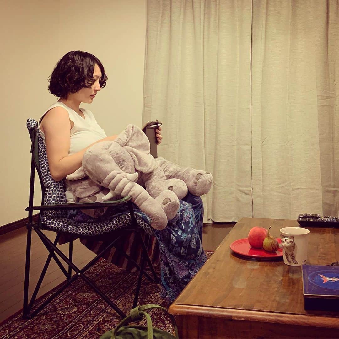 二階堂綾乃さんのインスタグラム写真 - (二階堂綾乃Instagram)「授乳クッションとしてIKEAのゾウぐるみを買ったらipadで作業するときもとても楽〜 #IKEA #elefantes🐘」8月20日 21時56分 - nikaidoayano