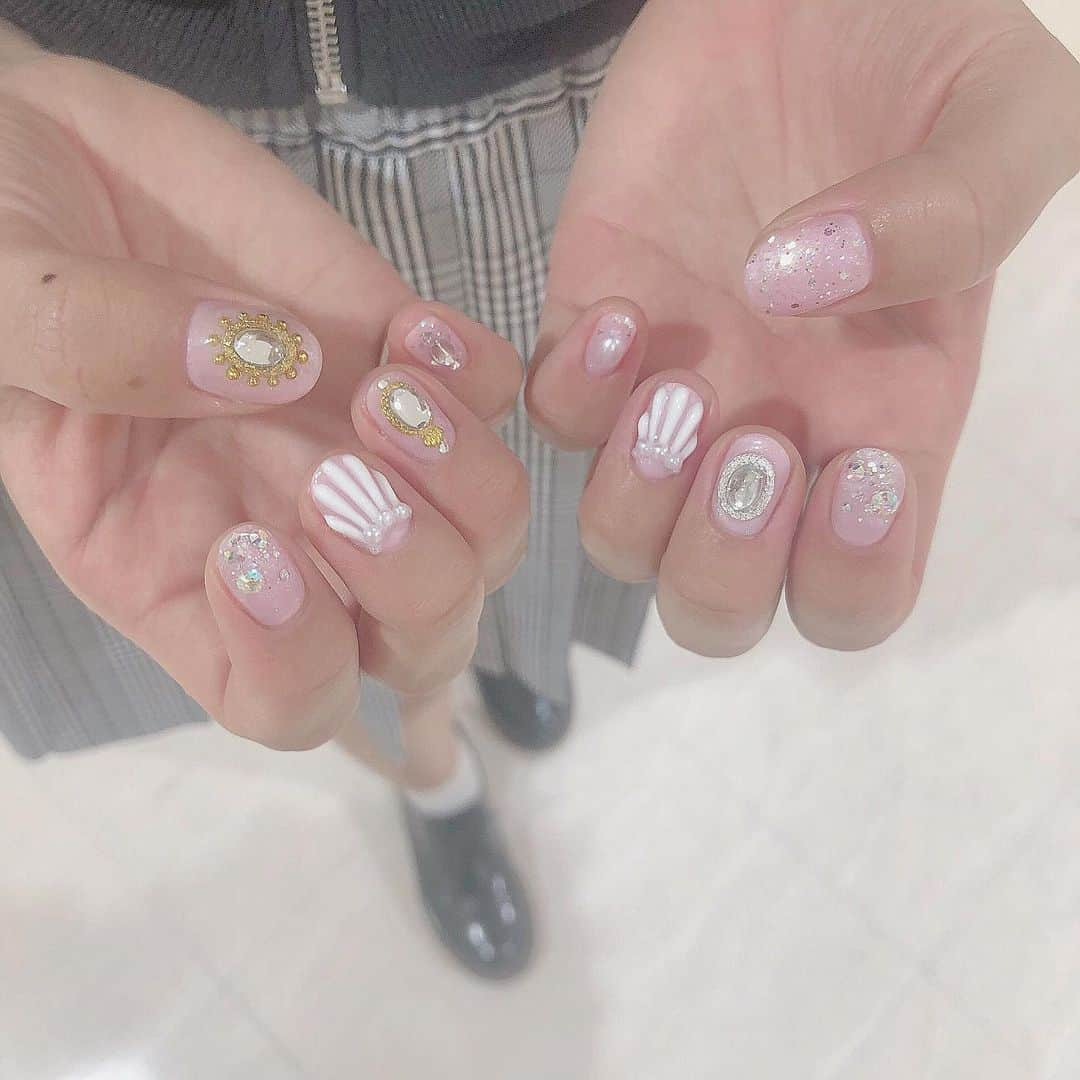 中野愛理さんのインスタグラム写真 - (中野愛理Instagram)「ㅤㅤㅤㅤㅤㅤㅤㅤㅤㅤㅤㅤ ㅤㅤㅤㅤㅤㅤㅤㅤㅤㅤㅤㅤ ネイル新しくしてきた💅🏼‪❤︎ 今回は夏っぽくシェルネイル。 キラキラたくさんつけたよ💎 ㅤㅤㅤㅤㅤㅤㅤㅤㅤㅤㅤㅤ #newnail #シェルネイル  ㅤㅤㅤㅤㅤㅤㅤㅤㅤㅤㅤㅤ」8月20日 21時56分 - airi_nakano_