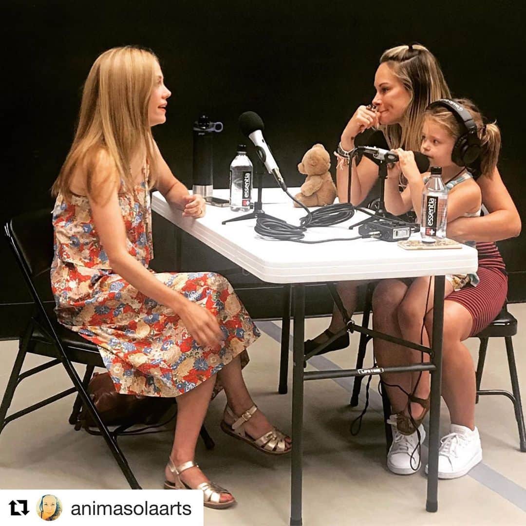 クレア・コフィーのインスタグラム：「Loved chatting with @thatoneaudition last night - the best crowd! Thanks to all who came out and to the totally wonderful @alyshiaochse for having me xxxo (and to @animasolaarts for the photo!)」