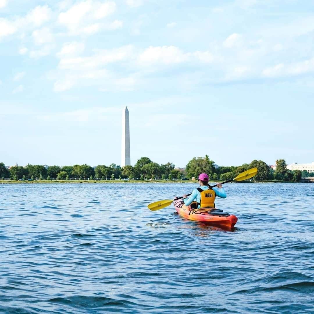 REIさんのインスタグラム写真 - (REIInstagram)「"Let the adventures begin! We've always been all about the road less travelled, so its not surprising we started off my DC residency with an @rei kayak tour of the monuments. Shout out to our awesome guide @tonirichelle. Be sure to check out these tours if you want to see a different side of DC." // @mtobiasonphoto in Washington, D.C. #OptOutside」8月20日 22時01分 - rei