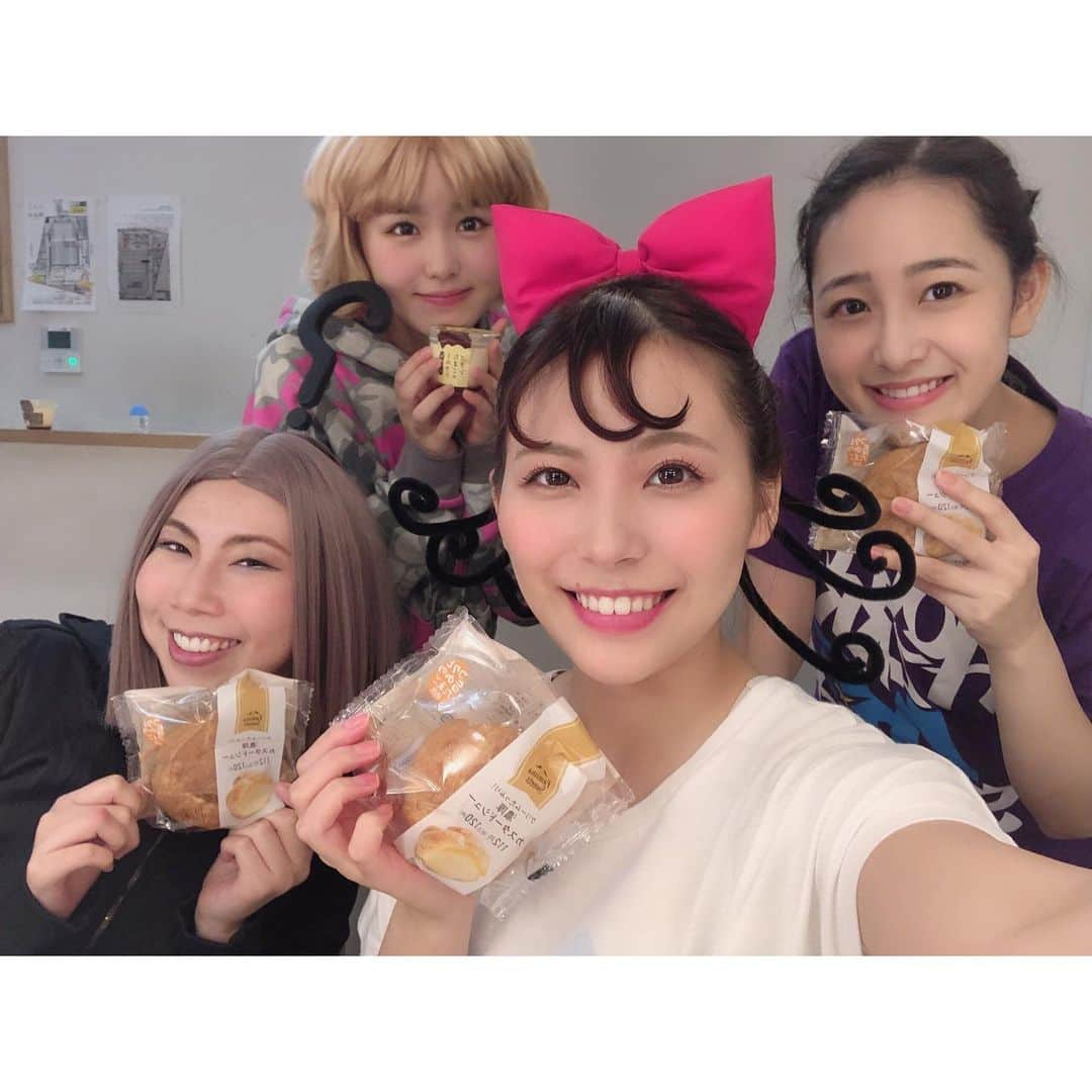 宮崎理奈さんのインスタグラム写真 - (宮崎理奈Instagram)「. . . 明日から舞台「コジコジ」開幕いたします！！ めちゃくちゃに楽しい舞台ですし、2.5次元に革命起こしてます。笑 . . 乃木坂46の向井葉月ちゃんがもう、ずーっとコジコジです❤️ とにかくかわいいんだ。 なんだあの生き物。 ずーっとかわいいんだ。 . . ふわふわの伊藤小春ちゃんは人懐っこくてみんなのかわいい妹です！！ . . あまりかなりさんはバリバリ面白くて、思いやりのある優しいお姉ちゃんです！らぶ！ . . みんなで頑張ります！！ . . . . #舞台 #コジコジ #ペロちゃん #さくらももこ #ちびまるこちゃん」8月20日 22時01分 - rina.miyazaki0221