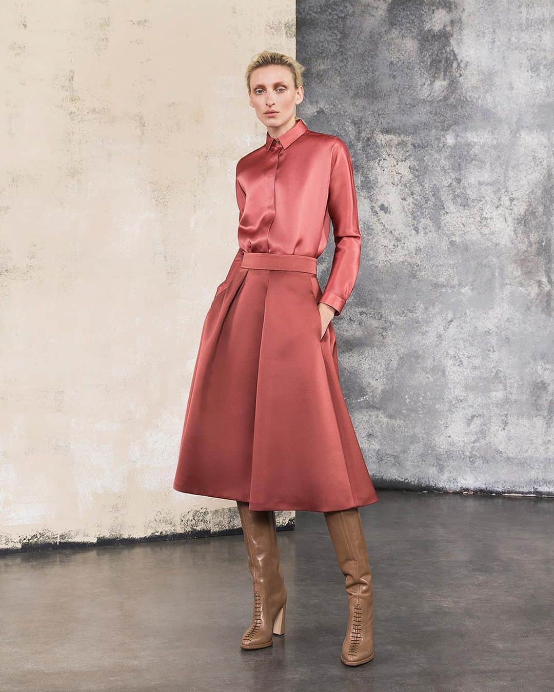 Armani Officialさんのインスタグラム写真 - (Armani OfficialInstagram)「Translucent fabrics add a warm shimmery to Fall fashion #GiorgioArmani」8月20日 22時02分 - emporioarmani