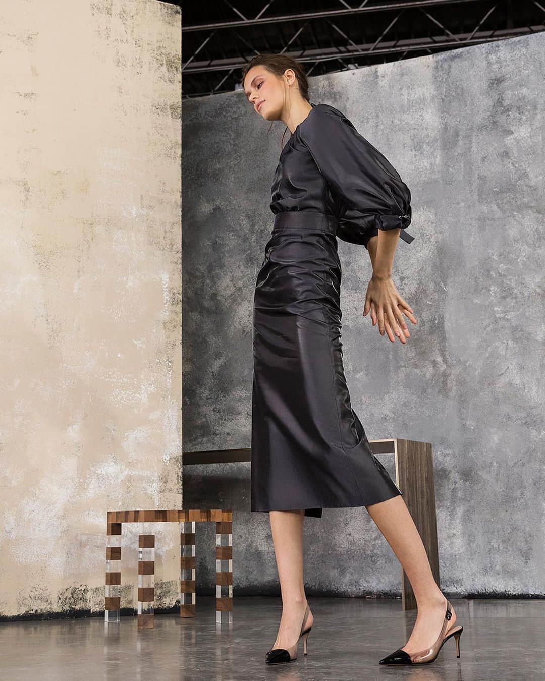 Armani Officialさんのインスタグラム写真 - (Armani OfficialInstagram)「Translucent fabrics add a warm shimmery to Fall fashion #GiorgioArmani」8月20日 22時02分 - emporioarmani