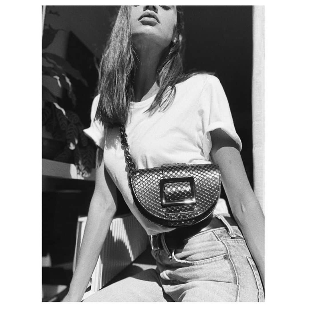 Schutzのインスタグラム：「SPOTTED: @barbaracavazotti always (not) so basic. 🖤 #schutzsummer #schutzhandbags」