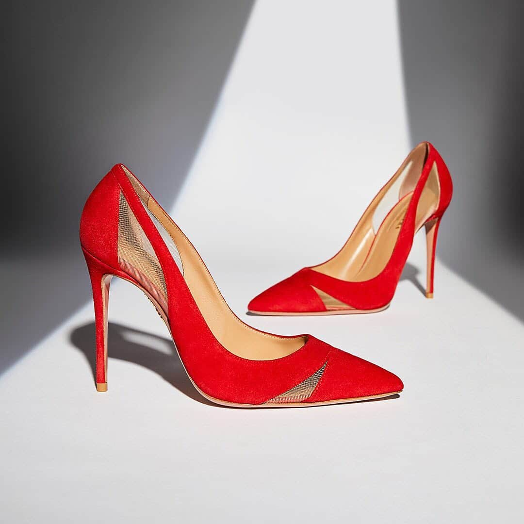 Aquazzuraさんのインスタグラム写真 - (AquazzuraInstagram)「For a fresh and seductive silhouette, choose our Savoy Pumps – made in Italy from velvety suede in vivid lipstick red. Check it out on www.aquazzura.com and in boutique. #AQUAZZURA #AQUAZZURAPumps」8月20日 22時04分 - aquazzura