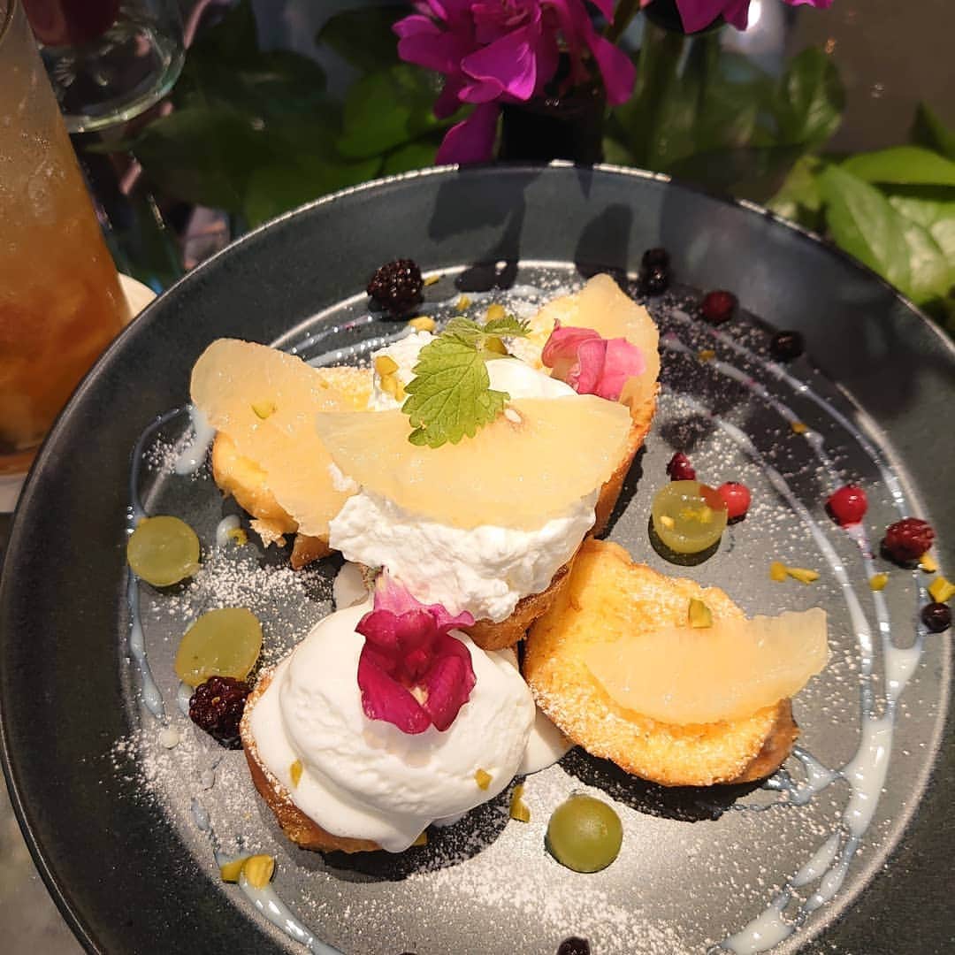 吉岡奈々子さんのインスタグラム写真 - (吉岡奈々子Instagram)「いつかの・・・#大好きなカフェ#お花屋さんカフェ#ホットのハーブティ#癒される#赤坂」8月20日 22時05分 - nanakoyoshioka