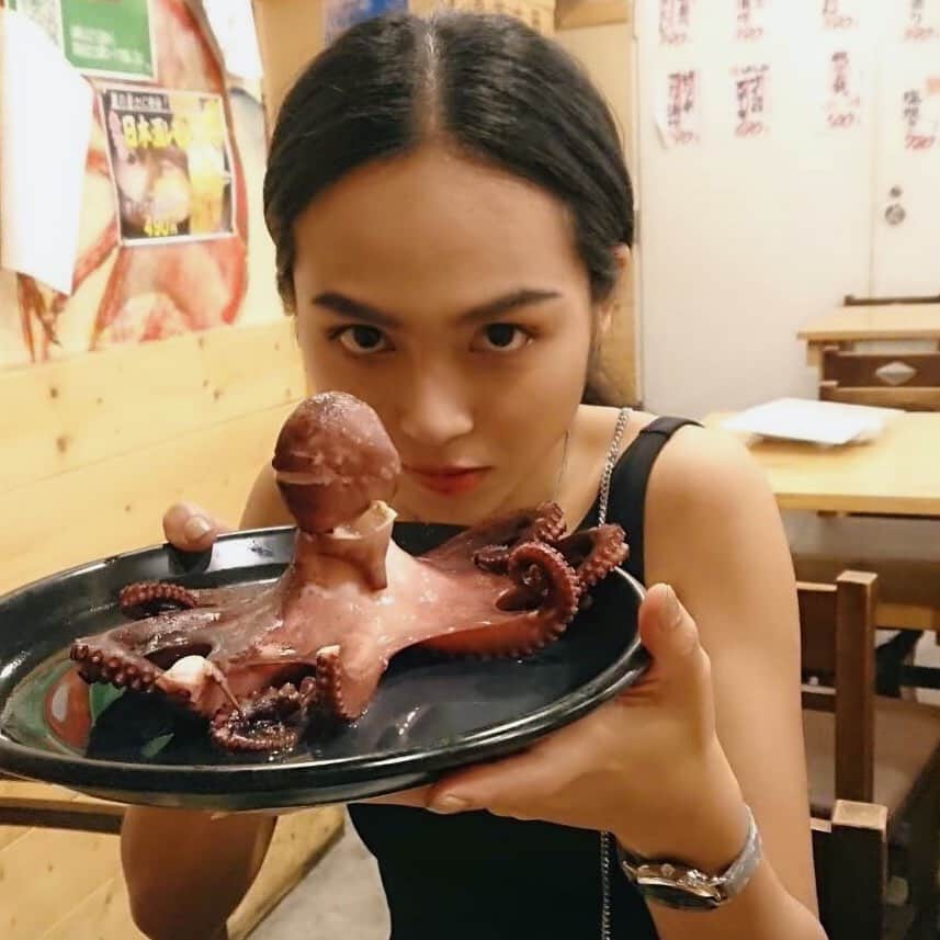 のインスタグラム：「นี่คือเหม่งถือหมึกยามวิกาล กินไหม😂 タコの方が怖がってる？（笑） which one dat u want to eat?🤪 #🐙 #🇯🇵 #dinner #ใหม่ดาวิกา #เหม่งยามวิกาล #😂 #🇹🇭」
