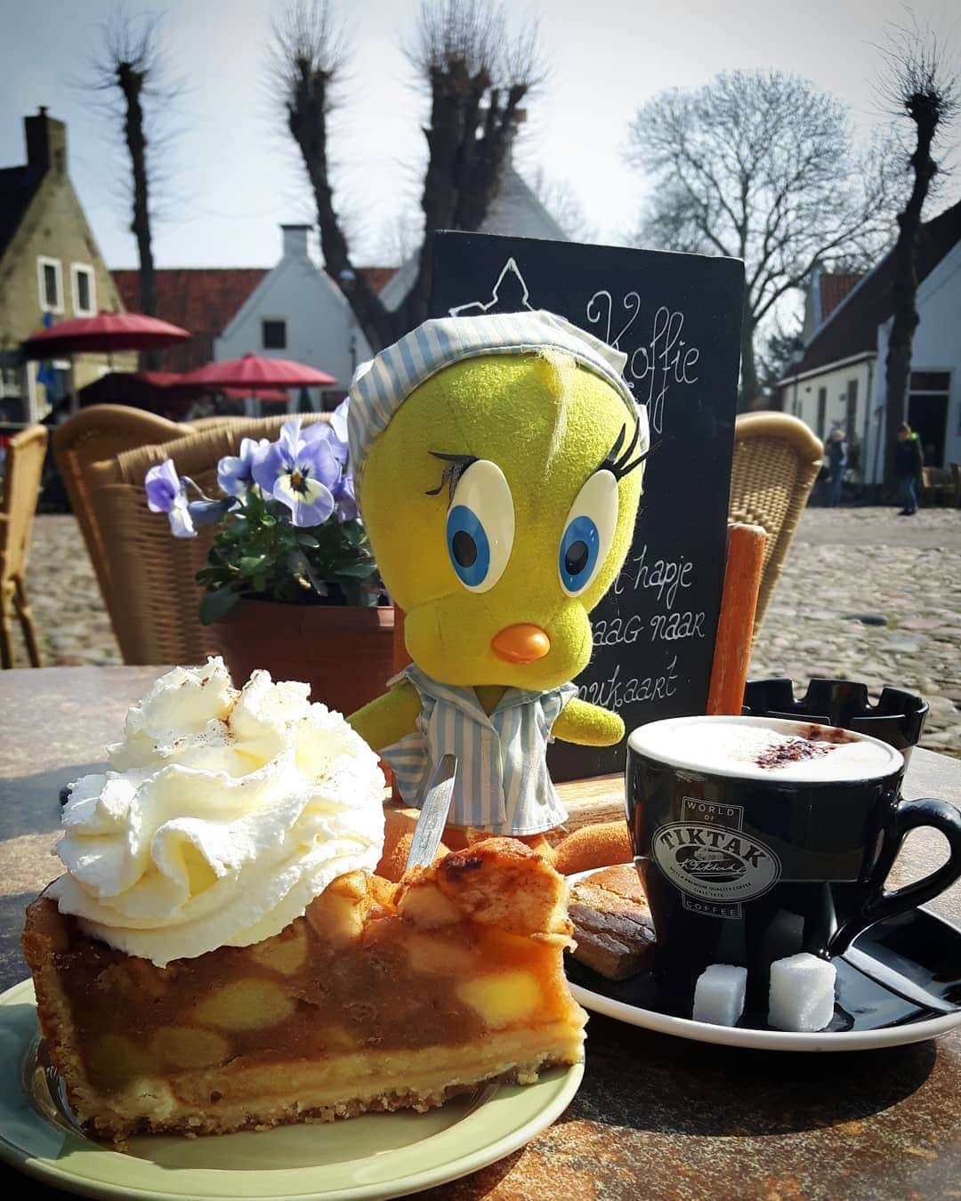 Little Yellow Birdさんのインスタグラム写真 - (Little Yellow BirdInstagram)「There's some sunny, summery days ahead!! That calls for celebration, so apple pie for #honeygroveteapartytuesday it is!! #littleyellowbird  #tweety #tweetykweelapis #adventures #yellow #bird #tuesday #applepie #appeltaart #pie #coffee #cappuccino #whippedcream #slagroom #sunnyweather #summer #sun #august #stuffedanimalsofinstagram #plushiesofinstagram」8月20日 22時06分 - tweetykweelapis