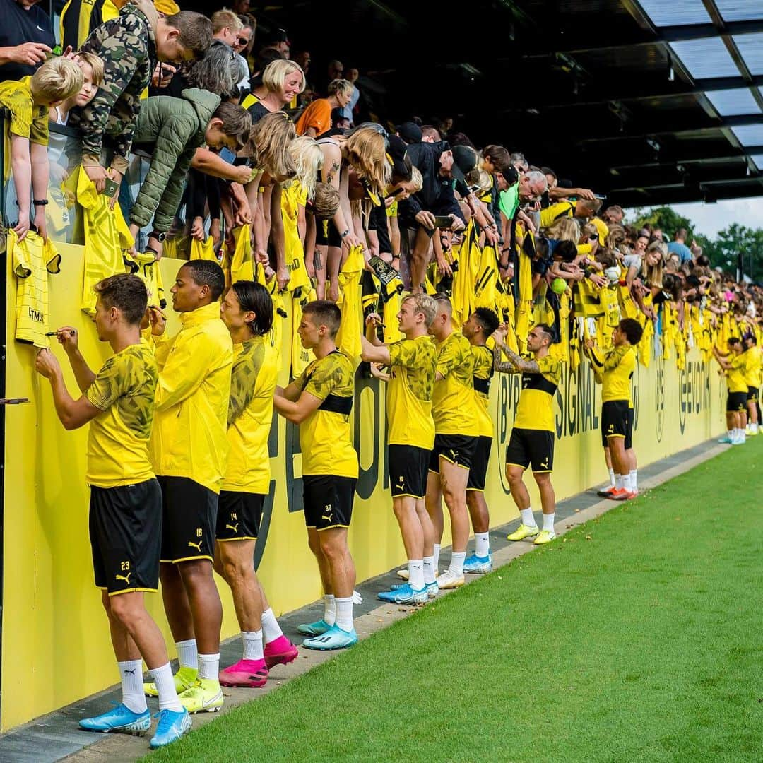 ボルシア・ドルトムントさんのインスタグラム写真 - (ボルシア・ドルトムントInstagram)「🖤 Fans like no other. Thank you for always being there. 💛  #borussiadortmund #bvb09 #bvb #training #koebvb #matshummels #marcoreus #julianweigl #📸 #📝」8月20日 22時08分 - bvb09