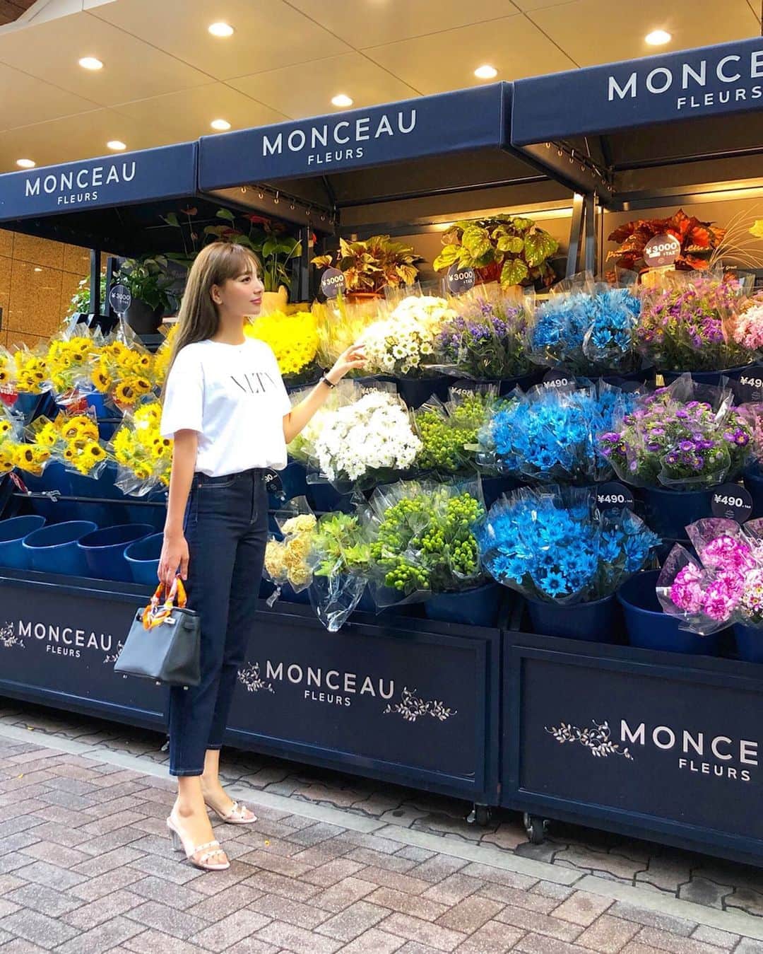 のインスタグラム：「o o t d💐 大好きなDenim & Tシャツ @bananarepublic_jp で新調したデニムは 形と色がとにかく綺麗で 秋冬も沢山着回せそう^ ^ . #今日の格好 #銀座 #銀ぶら #バナリパ #バナナリパブリック #バナリパデニム #ストレートデニム #ハイウエストデニム #ootd #bananarepublic #itsbanana #ginza」