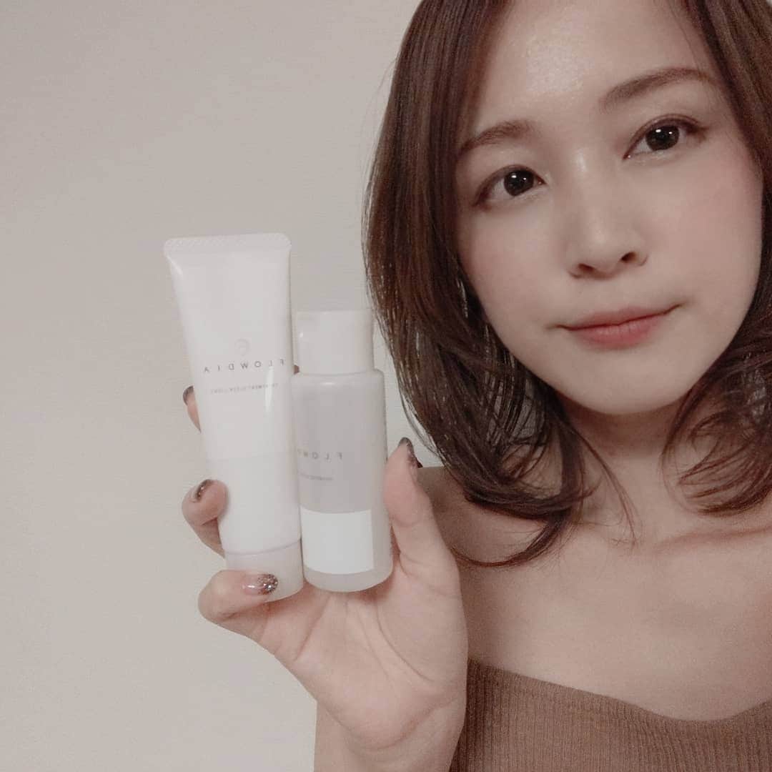 佐野莉子のインスタグラム：「書いたけど消えたから簡単に言うとこちらのシャンプートリートメント&オイルめちゃ良さそうやから買おうと思ってる💓シャンプートリートメント何種類使うねん！使い分けるのが好き🙋💫シャンプーは多分難民  #flowdia #sprinage #n #エヌドット #インプライム #moremo #ワンダーシールド #シルキースムース #napla #demi #arimino #資生堂 #shiseido #ヘアケア #ホームケア #アウトバストリートメント #シャンプー #トリートメント #カラートリートメント #カラーシャンプー #ツヤ髪 #サラサラヘアー #grico10周年おめでとう #ヘアオイル」