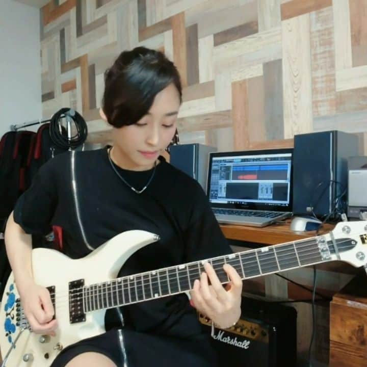のインスタグラム：「GEKIRIN-逆鱗- from D_Drive album 'MAXIMUM IMPACT'! #D_Drive #Yuki #guitar #guitarist #marshall #esp #BOSS #rock #metal #music #femaleguitarist  #horizon3 #expro #japan #japanesewoman #ギター #ロック #音楽 #ゆき #shredding」