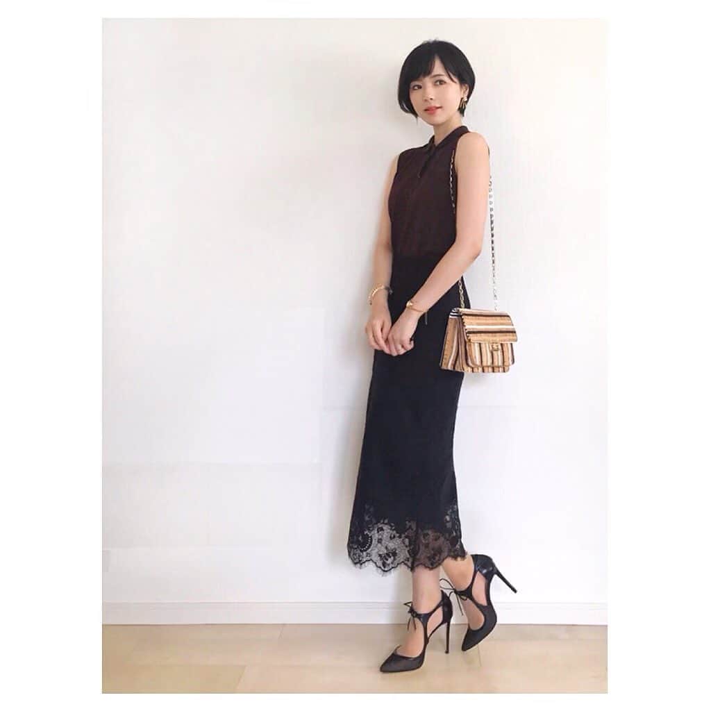 のインスタグラム：「夏素材×秋カラーの晩夏🍁🐕 ・ knit. @martinique_tokyo  skirt. @spickandspan_jp  pumps. #jimmychoo  bag. #rickandroy pierce. #seadsmara bangle. #rlights ring. #cuicui watch. #agete ・ 夏コーデに満足し 秋服が気になってくる季節、、お洋服は秋色に 小物やアクセサリーは夏アイテムで合わせました。晩夏の印象になるのでよいです◎ 右手につけているのは 2枚めのクリアバングル(右)。 ポシェットはコルク素材で めちゃめちゃ可愛いんです🙈! 思い入れの強い お気に入りのバッグです♥︎ ・ ファッションロー分野の最前線でご活躍されている 憧れの先生方と お食事をご一緒することができました。 このコーデは靴から考えて組んでいます。素敵な場所へは いい靴を履いていきたくて おまじない😌♥︎ 何かいろいろなものの端緒を与えていただいた時間でした。このご縁を大事にしていきたいです……✴︎* ・ ・ ・ #お仕事コーデ #オフィスカジュアル #オフィスコーデ #通勤コーデ #olコーデ #晩夏 #ポロシャツ #martinique #レーススカート #spickandspan #ジミーチュウ #コルク #クリアアクセサリー #ショートヘア #きちんとコーデ #お食事会 #デートコーデ」