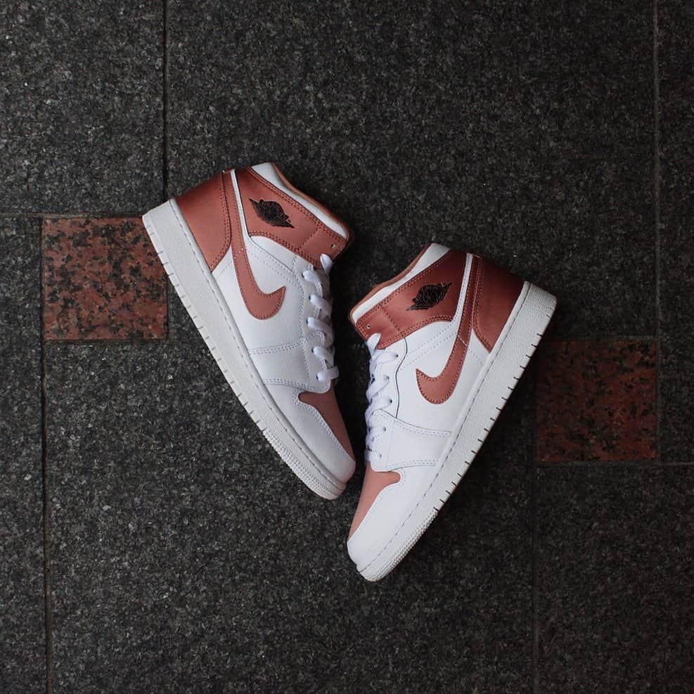 KICKS LAB. [ Tokyo/Japan ]さんのインスタグラム写真 - (KICKS LAB. [ Tokyo/Japan ]Instagram)「NIKE I "Air Jordan 1 Mid GS" White/Rose Gold/Black I Available in Store. #KICKSLAB #キックスラボ」8月20日 22時11分 - kickslab