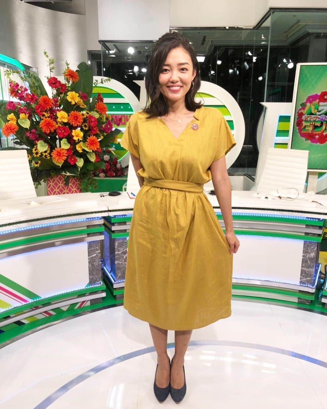 のインスタグラム：「久しぶりにバラダンの写真を🧡 衣装は私服で持ってそうなリネン素材の黄色のワンピース。毎日あついからリネンばっかり。🌻 今日のゲストは元ヤクルトスワローズ監督の真中満さんが初登場！ ２枚目、地味ーにみんな野球ポーズしてるの、わかります？ *  #バラいろダンディ #tokyomx」