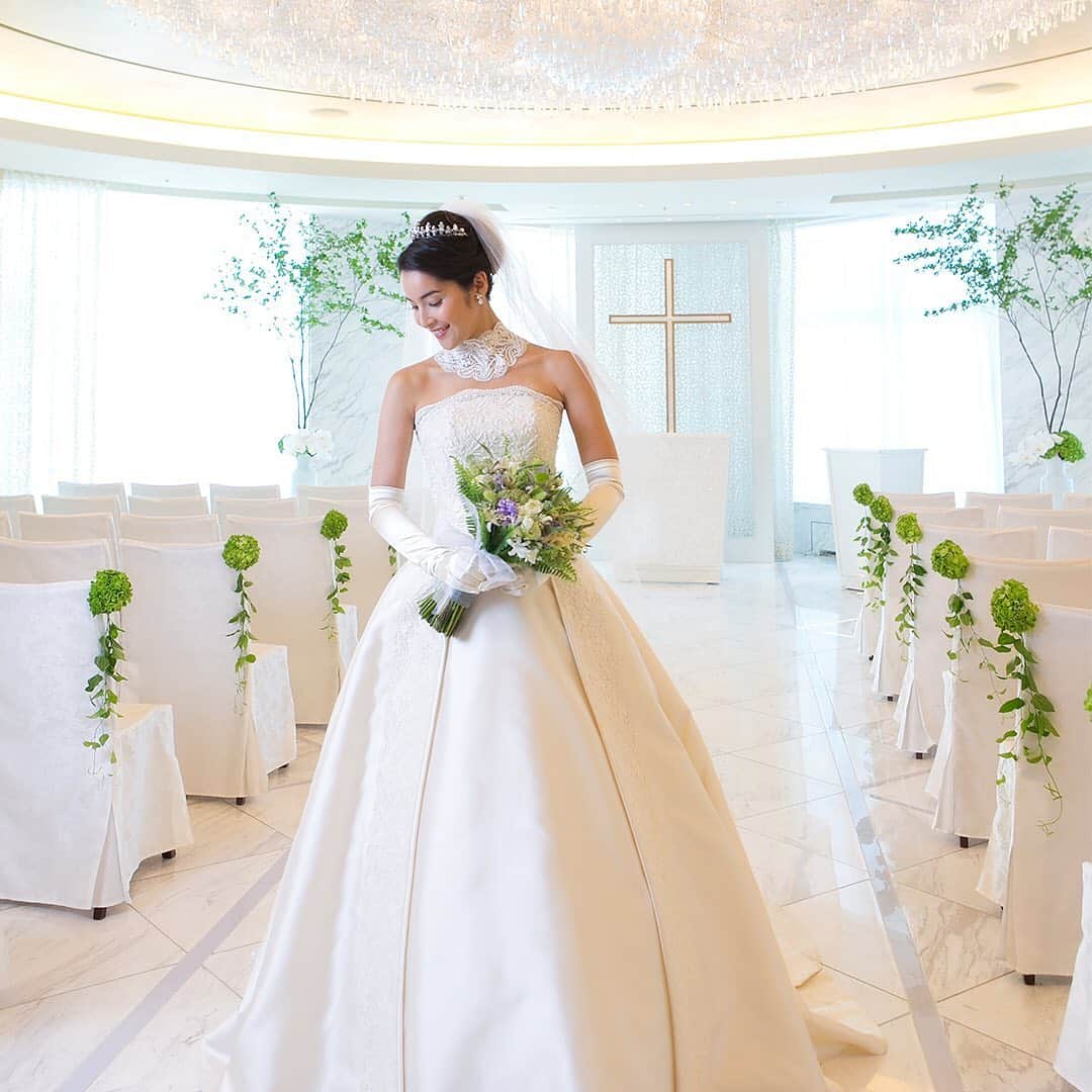 Shangri-La Hotel, Tokyoさんのインスタグラム写真 - (Shangri-La Hotel, TokyoInstagram)「【ウェディング打ち合わせ3回目】結婚式約2ヶ月前です。次は専属フラワーコーディネーターと一緒に会場装飾やブーケを決めていきます。お好みのお花や色合いをお伺いし、おふたりが希望する空間を作り上げます。 これまでの流れは #Shangrila_Wedding_Story よりご覧いただけます。  @shangrilatokyo_heavenlywedding  Tel: 03-6739-7885 https://www.heavenlyweddings.co.jp/fairs/ ⠀⠀⠀⠀⠀⠀⠀ [The Third Wedding Meeting] About 2 months before the wedding, we will decide the venue decorations and choose the bouquet together with our exclusive flower coordinator. Ask about your favorite flowers and create the space you dream of! You can see the flow so far by checking #Shangrila_Wedding_Story.  @shangrilatokyo_heavenlywedding  Tel: 03-6739-7885 https://www.heavenlyweddings.co.jp/fairs/ ⠀⠀⠀⠀⠀⠀⠀ ___________________ #シャングリラ東京 #東京 #銀座 #丸の内 #東京ホテル #ラクジュアリーホテル #シャングリラ花嫁 #ウェディングフェア #ホテルウェディング #ホテル挙式 #花嫁 #ブライダル #shangrila #shangrilatokyo #Tokyo #Marunouchi #Ginza #LuxuryHotel #TokyoHotel #tokyowedding #japanwedding #weddingfair #Shangrila_Wedding_Story @shangrilatokyo_heavenlywedding」8月20日 22時12分 - shangrila_tokyo