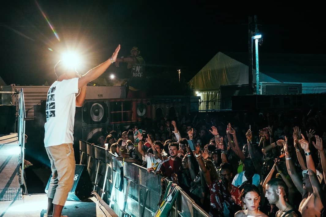 MIGHTY CROWNさんのインスタグラム写真 - (MIGHTY CROWNInstagram)「Capture by @shigetomiyata at #rototom Had a blast  Bless up to the patrons who came support we  Up! #mightycrown #stageshow #killaz #dancehallstage #soundsystem  #spain」8月20日 22時13分 - mightycrown