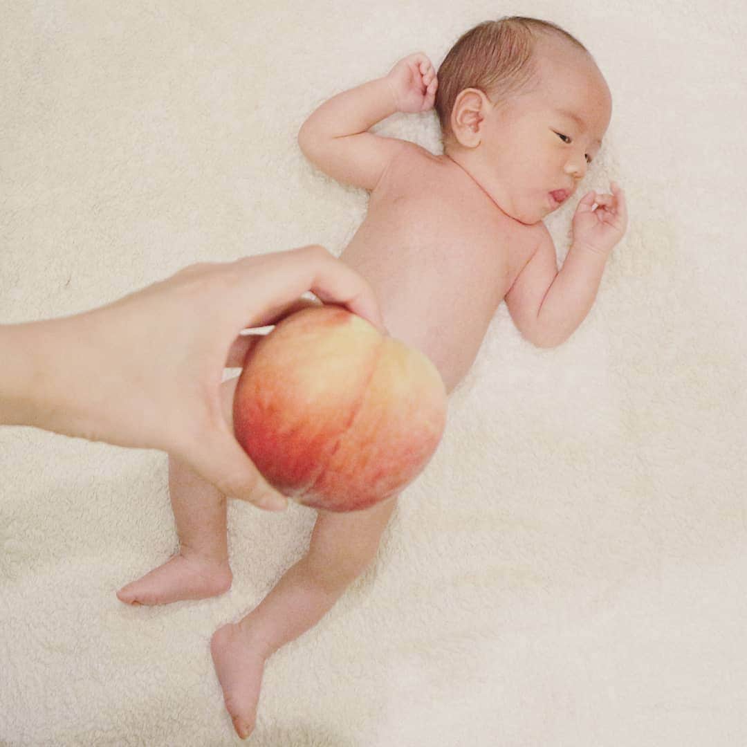 のインスタグラム：「桃がたくさんあったのでやってみた🍑 本当はキウイと頭のやつやりたかったんだけど、キウイ好きじゃないから家にないしってことでw🥝  最近ちょっとぷにぷにしてきた息子くん💕  うつ伏せ寝ができなかったので仰向けで👶笑 パパ出張のため、ママの恐怖の沐浴をするちょっとまえに笑📷案の定泣いてたw  #ベビーフルーツ #1m1d #生後32日 #生後1ヶ月 #赤ちゃんのいる生活 #男の子ママ #babyboy #2019_summer_baby部」