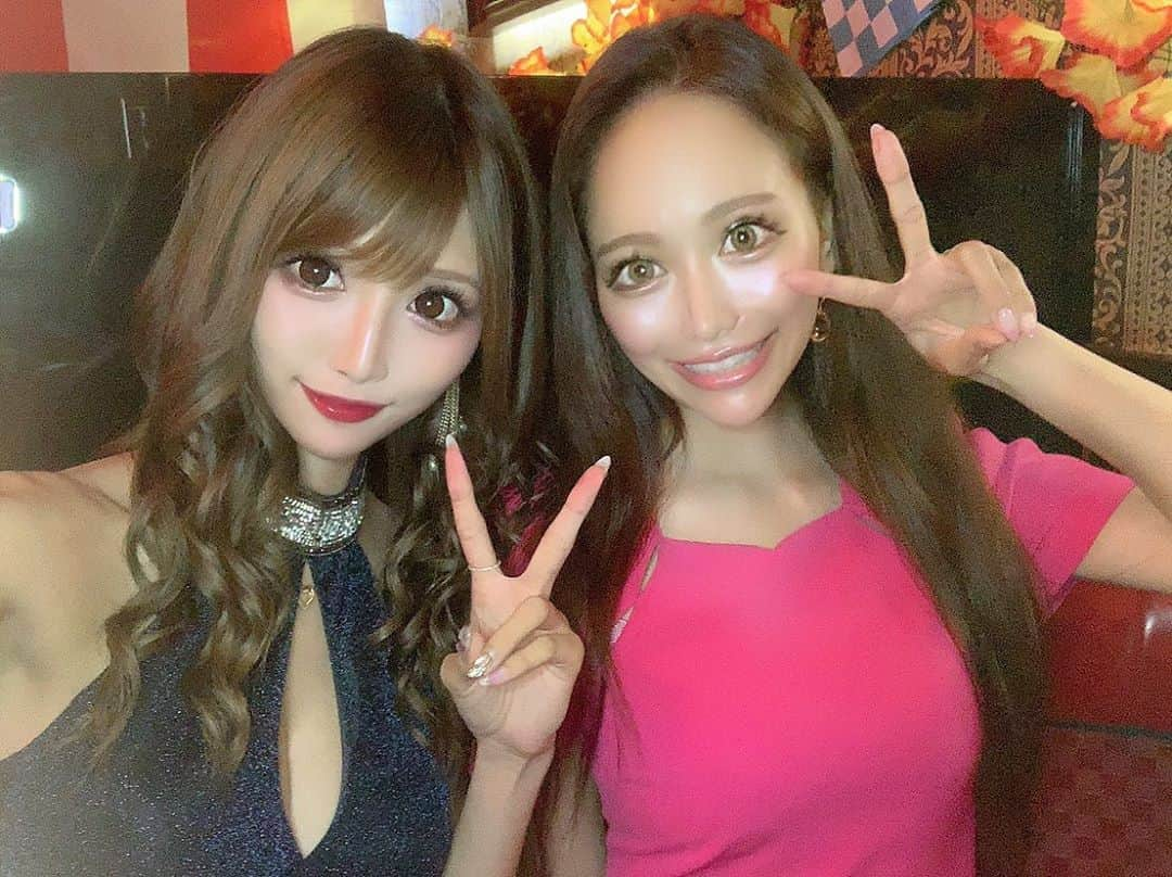 桜咲乃愛さんのインスタグラム写真 - (桜咲乃愛Instagram)「先週ゆみちゃん来てくれたー💖  ごみメンタルだったからめっちゃ嬉しかったし死んでる〜って話しててすぐ来てくれたから行動力が男前すぎて惚れた（笑）  たまたまかもしれないけどめっちゃ嬉しかった🥺💕✨ 来てもらってる側なのに癒されたー！！🍀🍀🍀 お店も美人が座っててとても華やかになりました（笑）💖 そしてその日のヘアメはプログレスで @hir0nk にしてもらったよん💖 上手すぎたありがとう♪  #友達#歌舞伎町#キャバ#ジェントル#歌舞伎町ヘアメ」8月20日 22時16分 - noasama1101