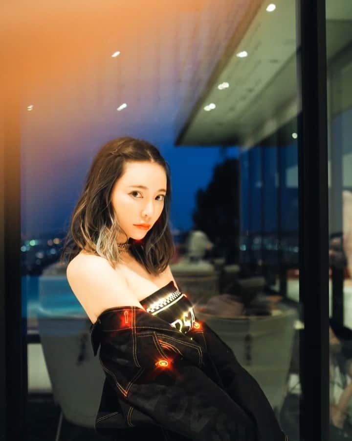 クリスティン・ウェイのインスタグラム：「Shinning in the dark #Versace #beverlyhills #outfit #nightout #christinewei #クリスティンウェイ」