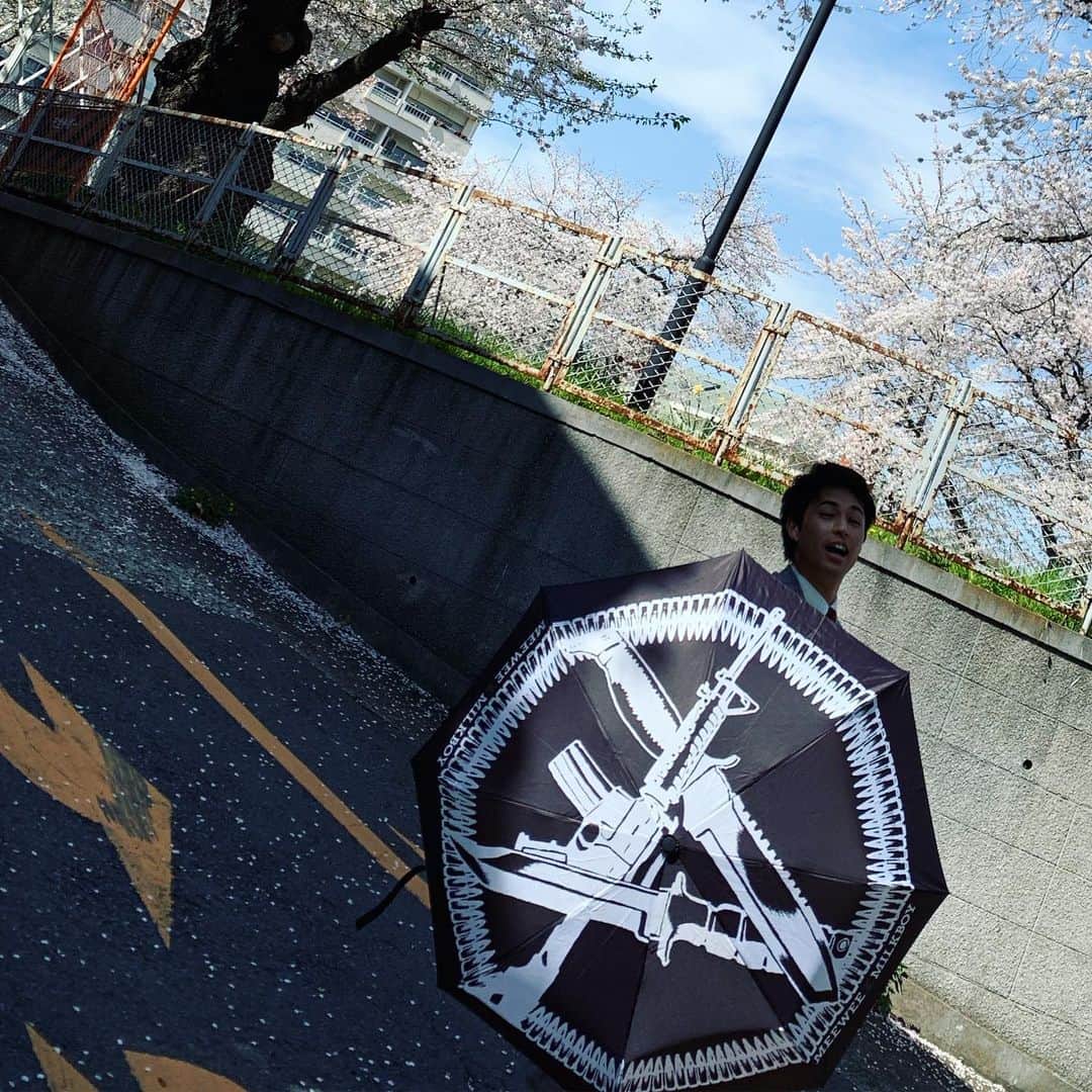 佐伯大地さんのインスタグラム写真 - (佐伯大地Instagram)「映画「少女椿」にてお世話になったTORICO監督に撮影していただきましMILKBOY×MEE WEEの日傘です🦁﻿ ﻿ 男性用ですが女性でも持てると思うので是非。﻿ おそろにしましょう。﻿ ﻿ ﻿ ﻿ #可愛いCM﻿ #MILKBOY﻿ #MEEWEE」8月20日 22時20分 - saeki_daichi_official