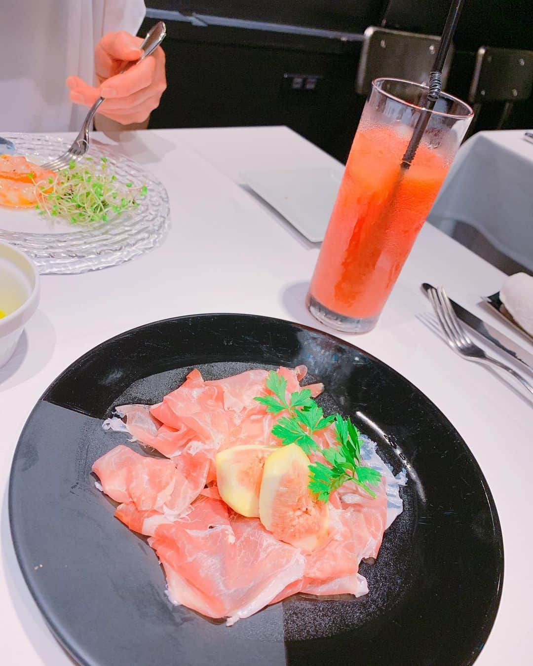 DJ MIYAさんのインスタグラム写真 - (DJ MIYAInstagram)「こんばんはーぁ💖˚✧₊⁎❝᷀ົཽ≀ˍ̮ ❝᷀ົཽ⁎⁺˳✧༚ 今日は、momと麻布十番へイタリアンディナーへお出かけしましたぁ💖 . 「oｒｓｏ」（オルソ）@azabuorso  は麻布十番に2019年4月にリニューアルオープン💖(^○^) . .  dinnerコース、素晴らしかったでーす❤️ 冷製ビシソワーズスープから、まずクリーミーでとても美味しくて驚きました❤️ . .  前菜2品も選べるし、パスタも🍝2種類を2人でシェア、それにメイン、ドルチェに、アイスコーヒーまで充実のボリュームで  どのお料理も、感動的ぃ❤️ 生ハムは、わずか1mmの厚さにカットしてだしてくれました💗 . 「北海道産 生ウニのアーリオーリオペペロンチーノ」 とっても新鮮な雲丹も豪快に乗った、もちもちでこのソースもパスタも美味しすぎましたぁー❤️❤️ .  ママはワインとペアリングを楽しんでいましたぁー💗 . . メインは「岩手県産 漢方牛ランプのオーブン焼き」を選びました❤️ . 甘みのあるビーフで、焼き加減もレア気味で最高でしたーぁぁぁ❤️絶品のお肉料理です(o^^o) .  中浜シェフは18才から、7年間『サバティーニ・ディ・フィレンツェ東京』で修行をされたそうです。 .  店内の雰囲気も、黒と白のシンプルな世界観がとてもかっこいい空間になっていましたー❤️ . .  この投稿をお会計の際に見せて頂くと10％オフ！ . . .麻布十番 オルソで検索してね!  Casting By @woomy.restaurant  #イタリアン #映える　#女子会 #麻布十番グルメ #麻布十番  #女子会コーデ　#ファッション好き　#今日のコーデ #インスタグラマー　#インフルエンサー　#今日のメイク #ファッションブロガー　#ブロガー　#イタリアンレストラン #レストラン #女子会ディナー  #女子会💓 #ファッション大好き #デートにオススメ #旅インスタグラマー  #隠れ家レストラン  #港区グルメ #麻布十番ディナー #六本木ディナー #女子会コーデ #グルメブロガー #デートにオススメ❤️ #プリフィックス #ウニのパスタ #orso #東京グルメ」8月20日 22時23分 - dj_miya