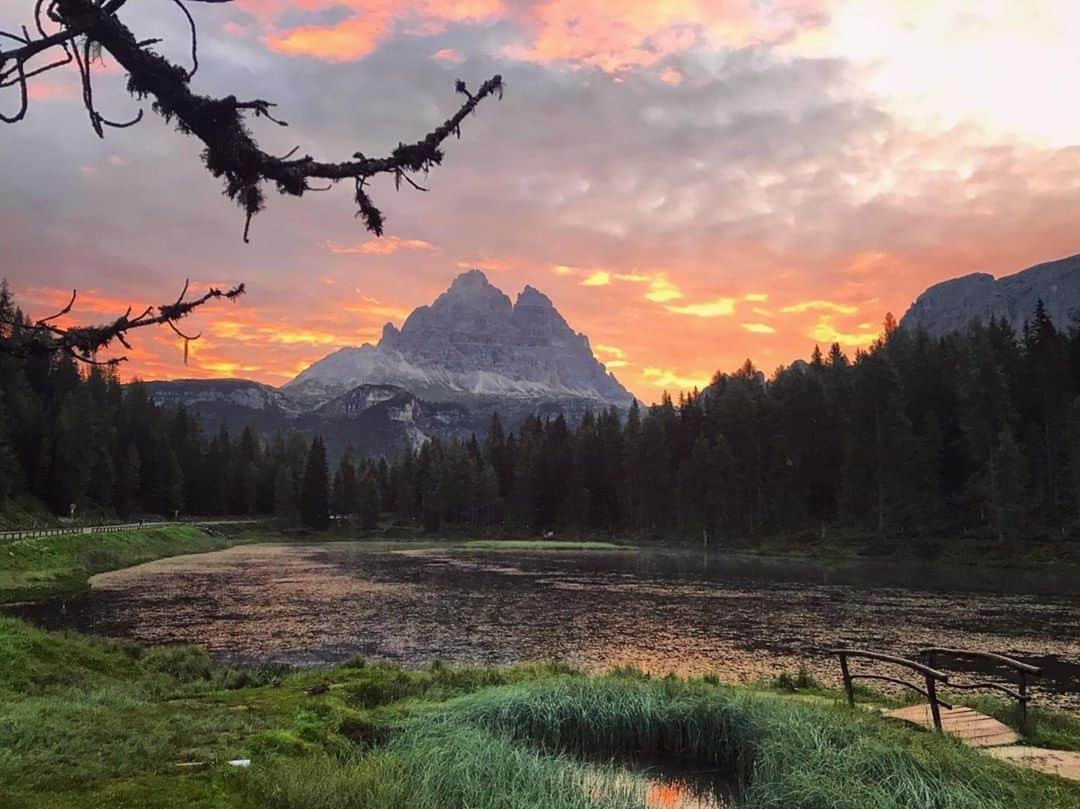 Lonely Planetのインスタグラム：「Today's #lonelyplanet regram belongs to  @elisafoltran who woke up extra early to get this sunrise view of Antorno Lake. It was worth it, don't you think? -- We love sharing your travel shots – tag them with #lonelyplanet for a potential feature!」