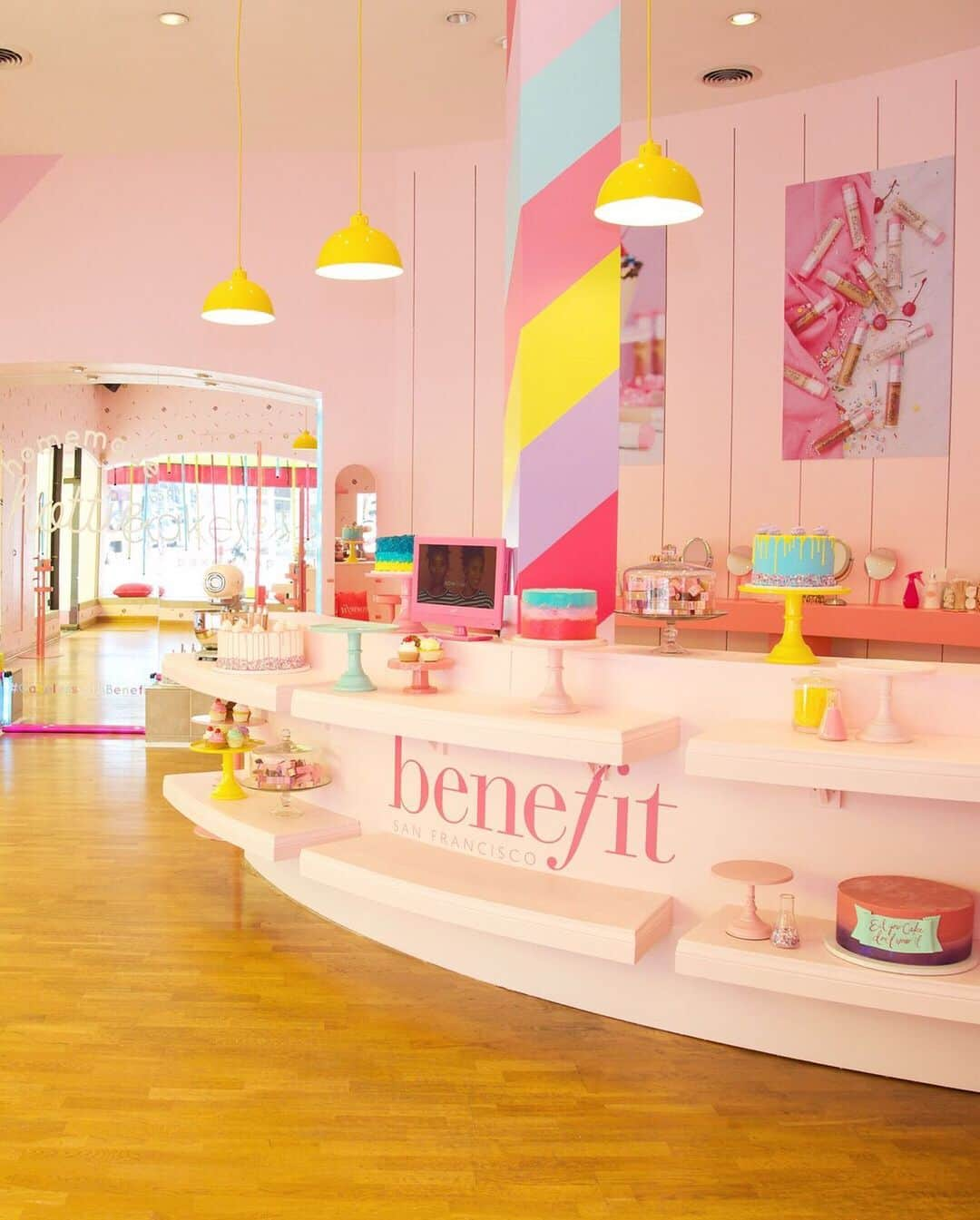 Benefit Cosmeticsさんのインスタグラム写真 - (Benefit CosmeticsInstagram)「Now open: Benefit’s Cakeless Bake Shop! 🍰 😍 Stop by our latest pop-up for a chance to: 💗 try our NEW #boiing Cakeless Concealer 💗 taste our confectionary collab with @sprinklescupcakes 💗 check out exclusive #benefit merch 💗 snap that perfect IG shot in an all-pink kitchen complete with @smegusa appliances ✨Head to the link in our bio for more info! We’re open through 8/23 & attendance is FREE! #cakelesswithbenefit」8月20日 22時25分 - benefitcosmetics