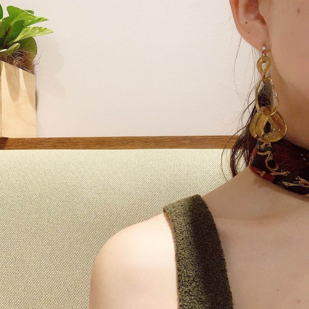 のインスタグラム：「* * Good balance 🍃🦖 . 今年ノースリーブしか着てなくて肩焼けすごい . . ワンピース @lily_brown_official  スカーフ @milaowen_official （昔 ピアス @mercuryduo_com  _」