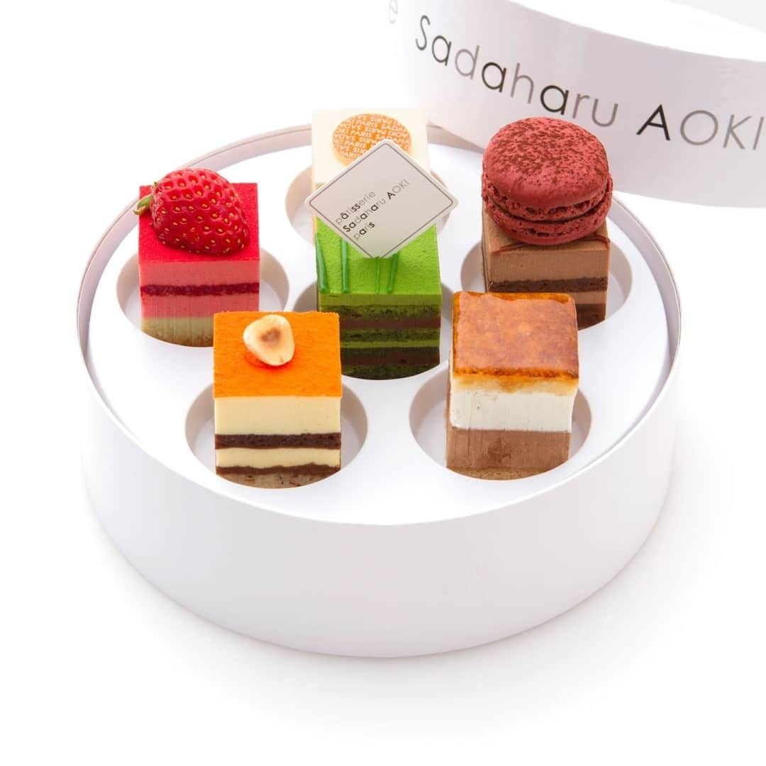 pâtisserie Sadaharu AOKI parisさんのインスタグラム写真 - (pâtisserie Sadaharu AOKI parisInstagram)「あれこれ食べたい！を叶えてくれる「デギュスタシオン」 . アオキのケーキ6種をセットにした「デギュスタシオン」。新宿伊勢丹店と渋谷ヒカリエShinQs店にて８月末までの期間限定で販売中です。 . 「デギュスタシオン」はさまざまな味を少しずつ楽しみたい方にピッタリのケーキセット。定番と季節限定のケーキに、新宿伊勢丹店のセットにはオレンジの香り広がる「ヴァランシア」を、渋谷ヒカリエShinQs店にはカシスの酸味が美味しい「カシスィエ」をプラスしました。 . どちらも8月末まで販売中。あれもこれも楽しみたい方にオススメです！ . 【販売店舗】サダハルアオキ 新宿伊勢丹店・渋谷ヒカリエShinQs店 . 【販売期間】　両店舗ともに8月３１日まで（予定） . #sadaharuaoki #サダハルアオキ #patisseriesadaharuaoki #パティスリーサダハルアオキパリ #デザート#インスタスイーツ #スイーツ部#スイーツ巡り#スイーツテロ  #インスタ映えスイーツ#大人スイーツ #ティータイム#コーヒーのお供#手土産 #東京カフェ巡り#東京カフェ #tokyocafe#hungryintokyo #スイーツ女子#スイーツ男子#スイーツ好き #スイーツ好きな人と繋がりたい #甘いもの#甘いもの好きな人と繋がりたい #ケーキセット#デギュスタシオン#ケーキ #ケーキ好き #ケーキ大好き #夏休み2019」8月20日 22時30分 - sadaharuaoki_official