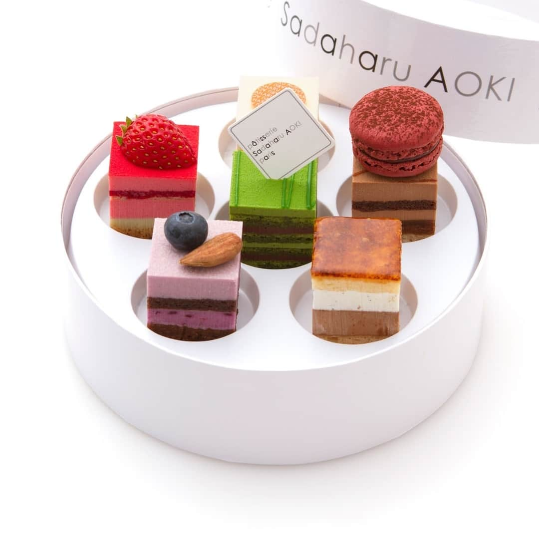 pâtisserie Sadaharu AOKI parisさんのインスタグラム写真 - (pâtisserie Sadaharu AOKI parisInstagram)「あれこれ食べたい！を叶えてくれる「デギュスタシオン」 . アオキのケーキ6種をセットにした「デギュスタシオン」。新宿伊勢丹店と渋谷ヒカリエShinQs店にて８月末までの期間限定で販売中です。 . 「デギュスタシオン」はさまざまな味を少しずつ楽しみたい方にピッタリのケーキセット。定番と季節限定のケーキに、新宿伊勢丹店のセットにはオレンジの香り広がる「ヴァランシア」を、渋谷ヒカリエShinQs店にはカシスの酸味が美味しい「カシスィエ」をプラスしました。 . どちらも8月末まで販売中。あれもこれも楽しみたい方にオススメです！ . 【販売店舗】サダハルアオキ 新宿伊勢丹店・渋谷ヒカリエShinQs店 . 【販売期間】　両店舗ともに8月３１日まで（予定） . #sadaharuaoki #サダハルアオキ #patisseriesadaharuaoki #パティスリーサダハルアオキパリ #デザート#インスタスイーツ #スイーツ部#スイーツ巡り#スイーツテロ  #インスタ映えスイーツ#大人スイーツ #ティータイム#コーヒーのお供#手土産 #東京カフェ巡り#東京カフェ #tokyocafe#hungryintokyo #スイーツ女子#スイーツ男子#スイーツ好き #スイーツ好きな人と繋がりたい #甘いもの#甘いもの好きな人と繋がりたい #ケーキセット#デギュスタシオン#ケーキ #ケーキ好き #ケーキ大好き #夏休み2019」8月20日 22時30分 - sadaharuaoki_official