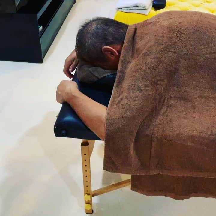 のインスタグラム：「昔々 10年間 世界を制した体？脚です（笑）  #パパ #リンパマッサージ中 #隠し撮り #結構セクシーかな❓（笑） #毎日お疲れさまです #中野浩一🚴‍♀️」