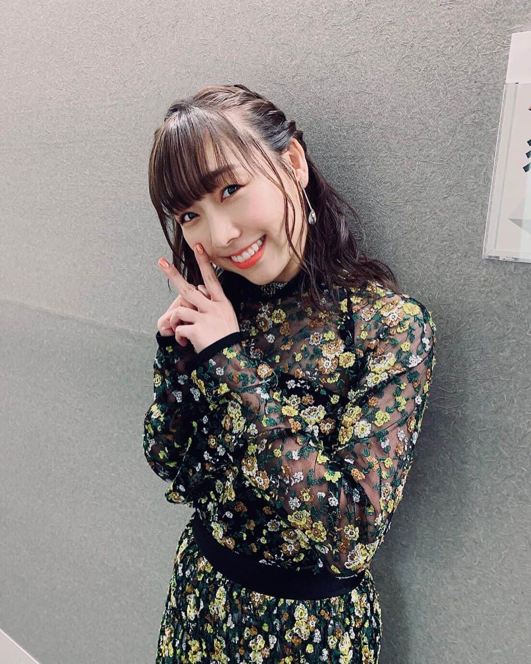 柏木作夢さんのインスタグラム写真 - (柏木作夢Instagram)「←←←Swipe Please.  My styling work for @akarisuda 💐  #須田亜香里 #ske48  #idol  #Repost @akarisuda ・・・ . . 8月17日(土) 【#あさパラ】9:25〜生放送 読売テレビ・広島テレビ・中京テレビ . . . 【中居正広の #ニュースな会】12:00〜 テレビ朝日・北海道テレビ・長野朝日放送・メ～テレ・朝日放送・九州朝日放送・熊本朝日放送 . . . 【SKE48握手会@ 立川】16:00〜 当日参加OK . . .  #最近 #関西 #多め #好き  #コメンテーター #多め #日々勉強  #今日記事上がってる #堀江貴文 さん #捨て本 #読書感想文  #日曜 #中日新聞 #てくてく歩いてく  #原稿書く仕事 #多め  #自分でびっくりする #幸せ  #てか #ホテルの部屋 #さぶい」8月20日 22時31分 - samukashiwagi