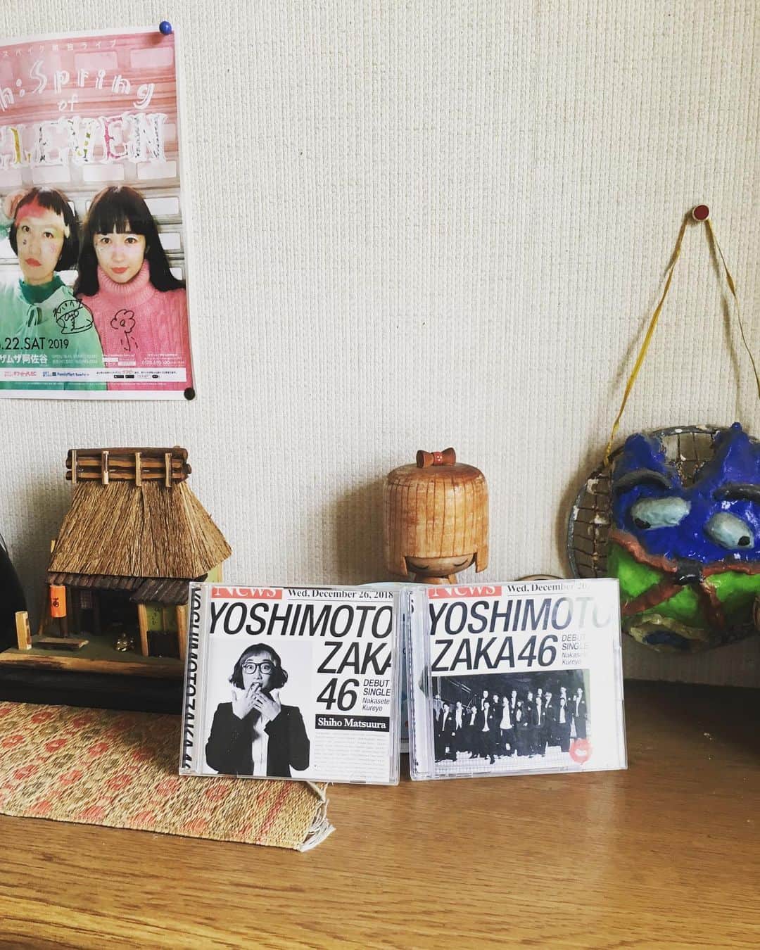 のインスタグラム：「実家の玄関に飾られてました。 ・ 一年前の今日8月20日 #吉本坂46  の合格発表だったそうです。40番過ぎても名前を呼ばれなかった私はこの世のものではない修羅👹のような妖怪のような顔をしてたと今でもジャンポケおたけさんと相方に言われます。おたけさんは「なんか目がヤバくて両目がとんでもなく離れてたよ」と意味不明な表現をしてくるんですがこの写真の右側に写る奇天烈なお面、、両目、、私こんな顔してたのかなあ。ちなみにこのお面は私が小学生の時に創作したお面です。そっとして下さい、、 ・ この一年で私は２つのユニット経験させていただきました。今後も選抜が変わったり⚡️変化する吉本坂46ですがひとまず応援してくれている皆様に大感謝の日でございますっ🙇‍♀️🙇‍♀️ ・ #吉本坂46 #1歳 #POPMONSTER #スイートMONSTER」