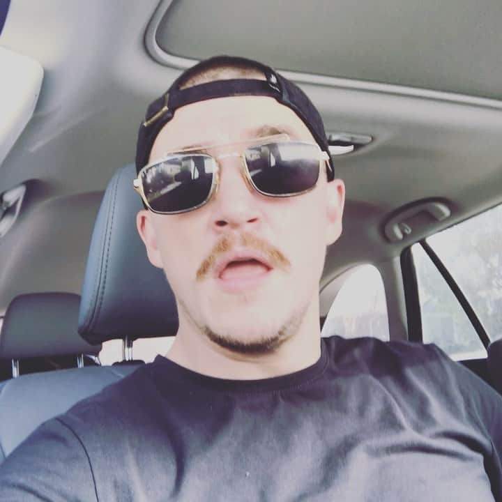 カイル・ガルナーのインスタグラム：「Just an update..... bc.... why not. Hugs and kisses」