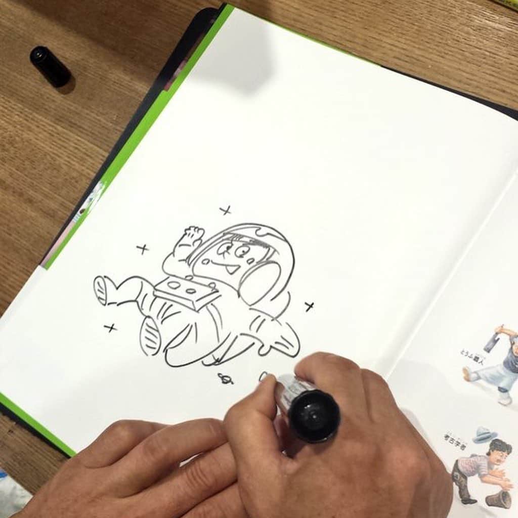 ブロンズ新社さんのインスタグラム写真 - (ブロンズ新社Instagram)「鈴木のりたけさんの「しごとばスタンプラリー」  8月21日、スタートから33日目です。 本日は、  TSUTAYA LALAガーデンつくば店さま 紀伊國屋書店 笹塚店さま 紀伊國屋書店ららぽーと豊洲店さま えほんのみせ ぱっきゃまらーどさま 幕張 蔦屋書店さま 未来屋書店 幕張新都心店さま ブックハウスカフェさま  の7会場で開催中です。 ・ ・ ・ スタンプラリーの全体会期も、残すところ10日余りとなりました。  青銅RoomJでの直接引き換え期間は終了していますが、4種のスタンプを集めて郵送していただいたものも届き始めています。  順次、スケッチブックをお送りいたしますので、楽しみにお待ちくださいませ〜。 のりたけさんに描いていただいたサイン本も、書店さんによっては、まだ手に入れるチャンスがありますよ！  スタンプラリー全17会場の詳細はこちら↓ https://staffroom.hatenablog.com/entry/2019/07/10/163323  #しごとば10周年 #しごとばスタンプラリー #鈴木のりたけ #原画展 #サイン本」8月21日 9時36分 - bronzeshinsha