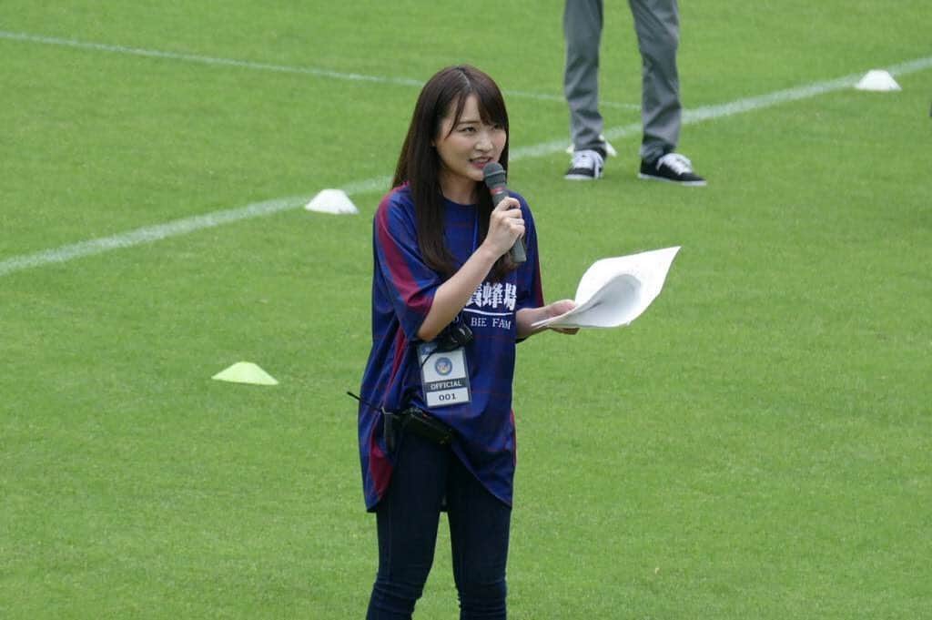 女子アナ47のインスタグラム：「. こんにちは、47発信プロジェクトです！本日は元とちぎテレビの住谷綾香アナウンサーが『あなたもきっと好きになる！女子サッカーの楽しみ方』をお届けします！ . 2011年のワールドカップでなでしこＪＡＰＡＮが優勝して以来、なでしこリーガーたちにも注目が集まってきました。 . しかし、「リーグは見たことがあるけど、なでしこは見たことが無いな…」という方がまだまだ多いのではないでしょうか？ 私は今シーズンから岡山県美作市をホームタウンとする「岡山湯郷Ｂｅｌｌｅ」のスタジアムＭＣを務めています。それまで、女子サッカーをしっかりと見たことが無かったのですが…実際にスタジアムに行くと、これは…面白い！と気づかされました。そんな女子サッカーの魅力を今日は皆様にお伝えしようと思います・・・・・・ . 続きはトップページのリンクから『47発信プロジェクト』へ！ . #47発信プロジェクト #アナウンサー #フリーアナウンサー #女子アナ #女子アナ47 #地方創生 #地方創生アナウンサー #マッチングサイト #マッチングサービス #47発信プロジェクト #とちぎテレビ #住谷綾香 #女子サッカー」