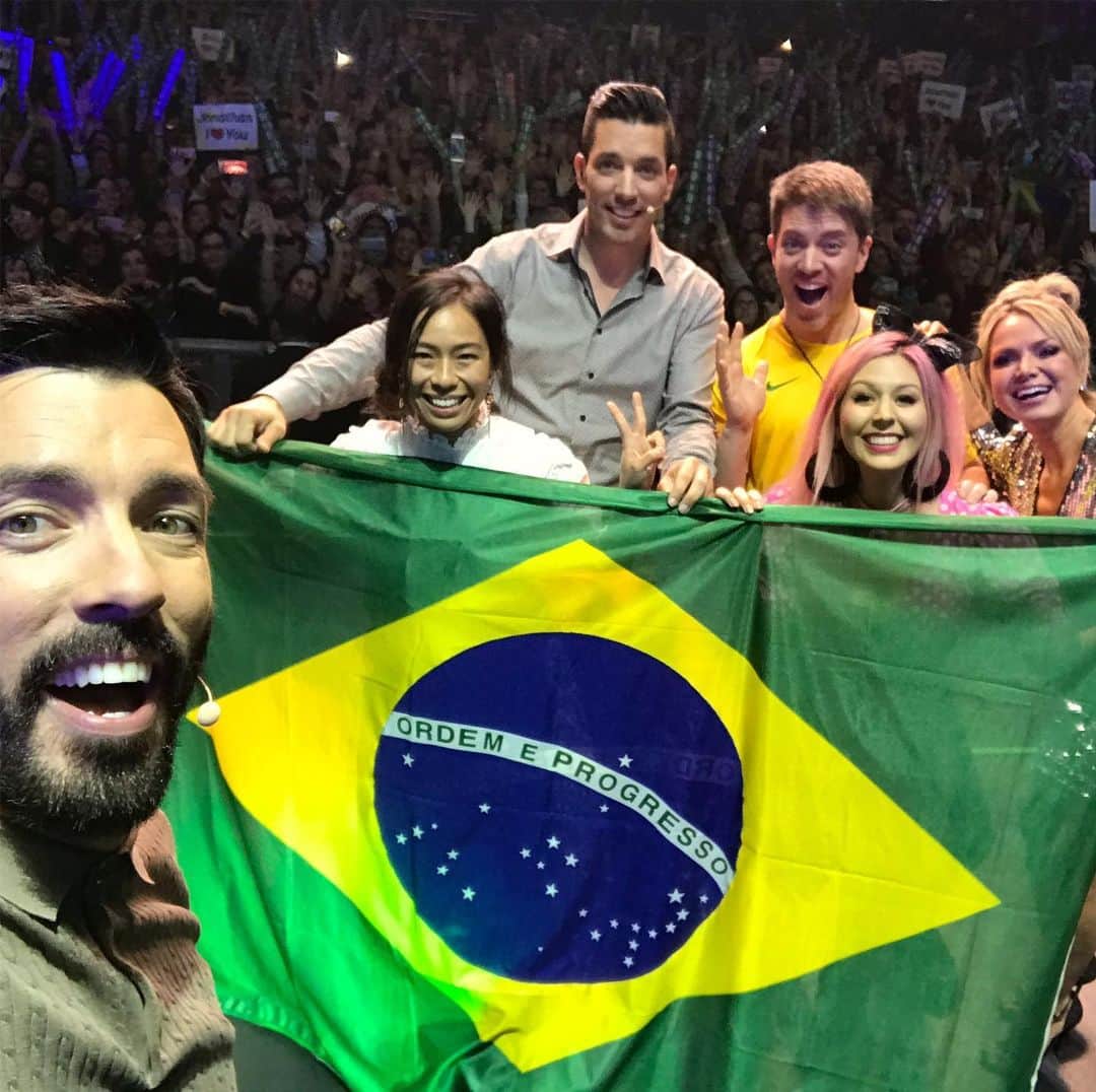 Eliana Michaelichin Bezerraのインスタグラム：「Foi muito divertido meninos! O Brasil vai sentir saudades!! Parabéns pelo sucesso! #irmaosaobranobrasil @discoverymulher」