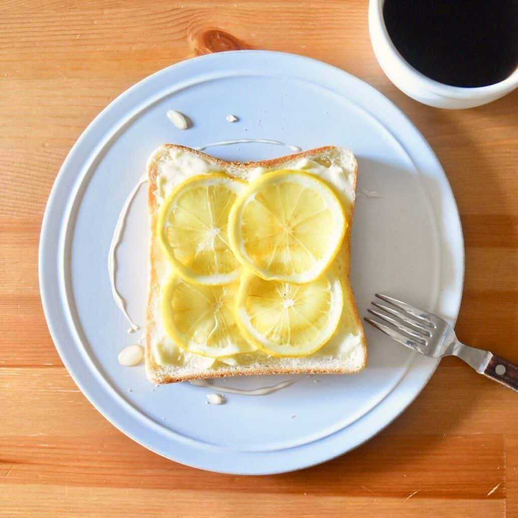 山崎佳のインスタグラム：「Today’s breakfast. クリームチーズとレモンのはちみつ漬け。」