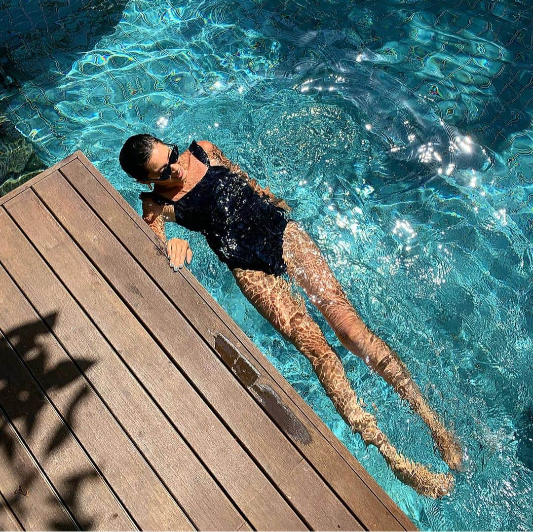 田中彩子さんのインスタグラム写真 - (田中彩子Instagram)「. #tbt 🌴 娘も息子もpoolが大好きでひたすらpool🏊‍♀️ 息子が赤ちゃんの頃は顔にお水がかかると泣いていたけど、娘はへっちゃらでどんなけ水がかかっても怖くないみたい💦 見ているこっちが怖い😂 . @k.labo_nextfield に通っているおかげで体力がついてて子供と同じ様に遊んでも疲れ知らずでした❤️ 旦那さんに締まってきたナ💪て言われて嬉しかった笑 (生まれて初めてけんすいが出来るようになりました💪笑) . 昨日10日ぶりのトレーニングに行ったので今日は体が震えてる😂 . swimwear... @monamour.jpn  hat...#hm earring...#tomorrowland_jp . 👶🏻 swimwear... @coupdecouer  hat...#hm . . #bali  #balitrip」8月21日 8時03分 - ayako_tanaka_