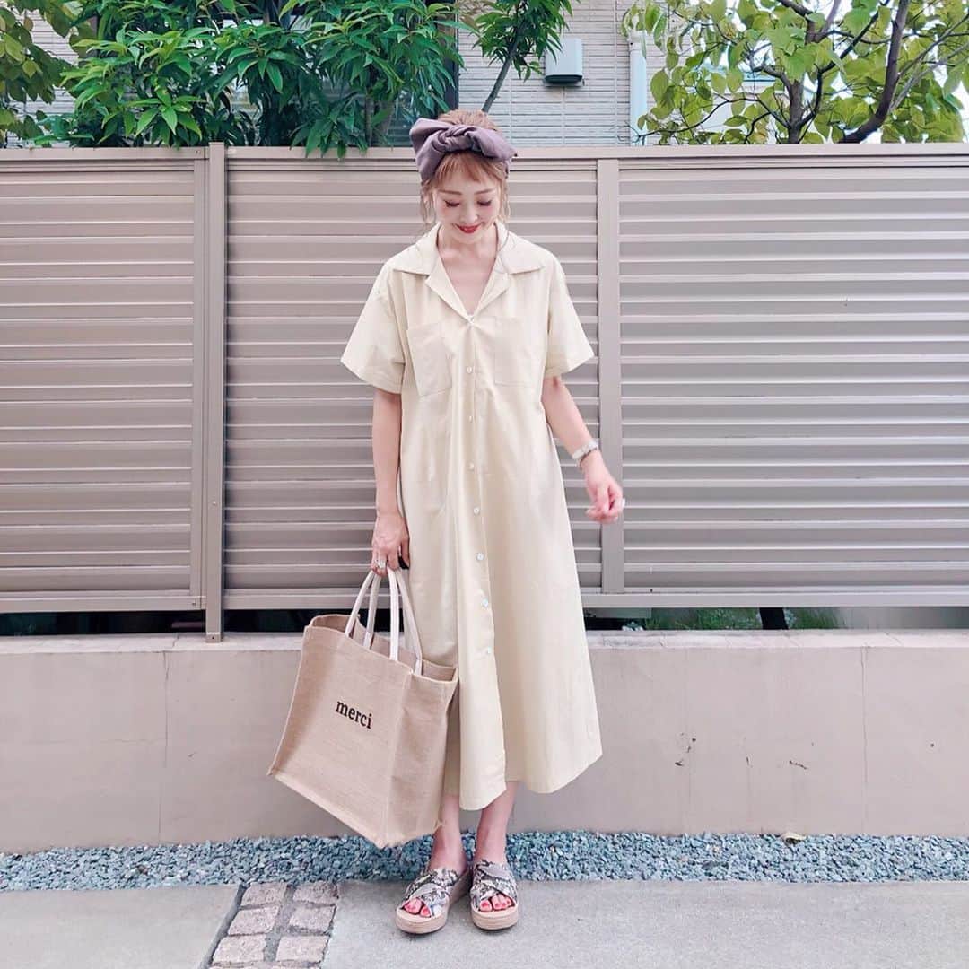 のインスタグラム：「〻beige onepiece 〻 ・ ・ ・ @8styleshop のベージュのワンピはボタンだから授乳中でもめっちゃ便利そう〜♡♡とゲットしておいたもの。 ・ #開襟シャツ 、トレンドだし気になってた◎ ・ LINEの友達登録で500円割引してたよ☺︎ ・ ・ ワンピがシンプルだからヘアバンドやパイソンサンダルでポイントを。サンダルはお母さんの借りた！ ・ ・ ・ onepiece▶ @8styleshop bag▶ @a_trend_ld hairband▶ @kareishop ・ ・ ・ #ファッション#コーデ#fashion#ママ#ママコーデ#ponte_fashion #プチプラコーデ#大人カジュアル#ヘアアレンジ#大人可愛い#ジユジョ#옷스타그램#오오티디#シンプルコーデ#158cmコーデ #158cm #マタニティコーデ #夏コーデ#mamagirl#ママリ#ママリファッション#locari#lucrajp#産後コーデ#授乳ファッション#8styleshop」