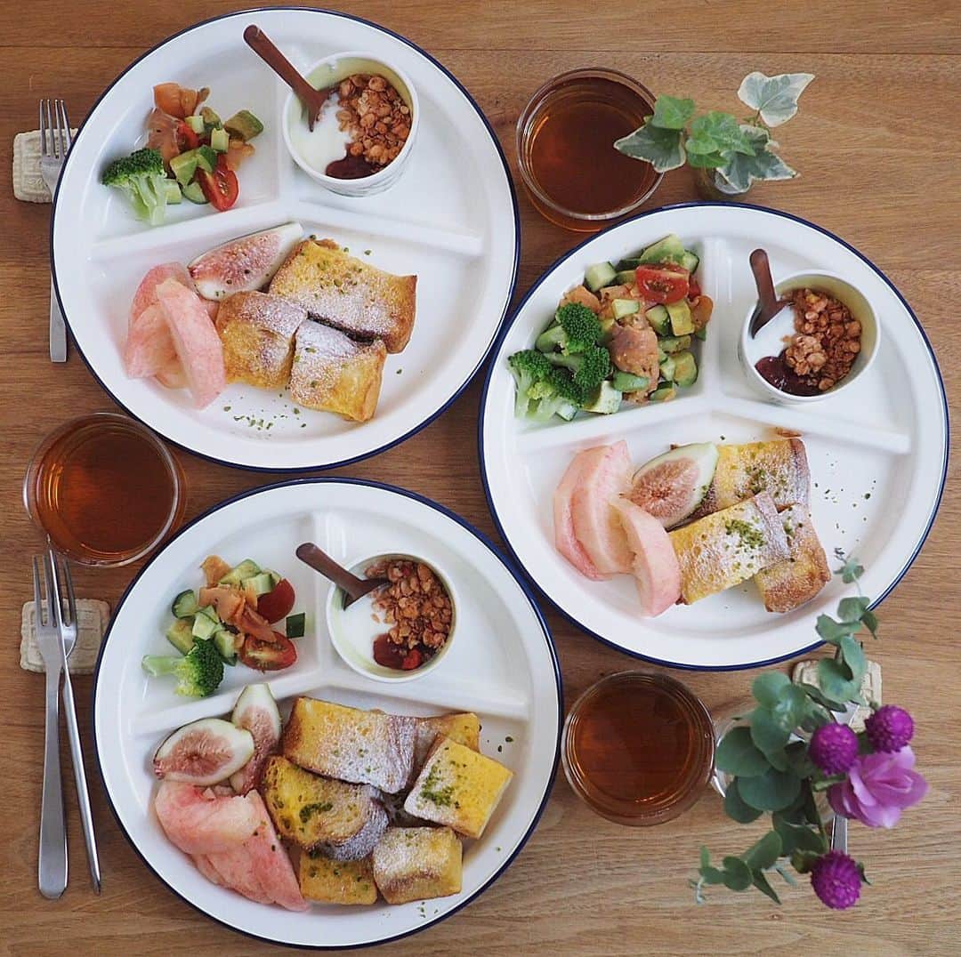 のインスタグラム：「あさごはん ・ ・ 今朝は 昨日の食パンでフレンチトーストの朝ごパン 高級食パンでつくるフレトーおいしくて子どもたちにも好評😋✌️ フルーツとの相性も🙆‍♀️◎でした✨ ・ サラダの量を自分のプレートと子どものプレートで間違えてしまい 食べる時分けてもらうことに🍴 プールカードにお弁当に 夏は朝のタスクが多くて 毎朝何かミスしている気がする😂 2019.8.21」
