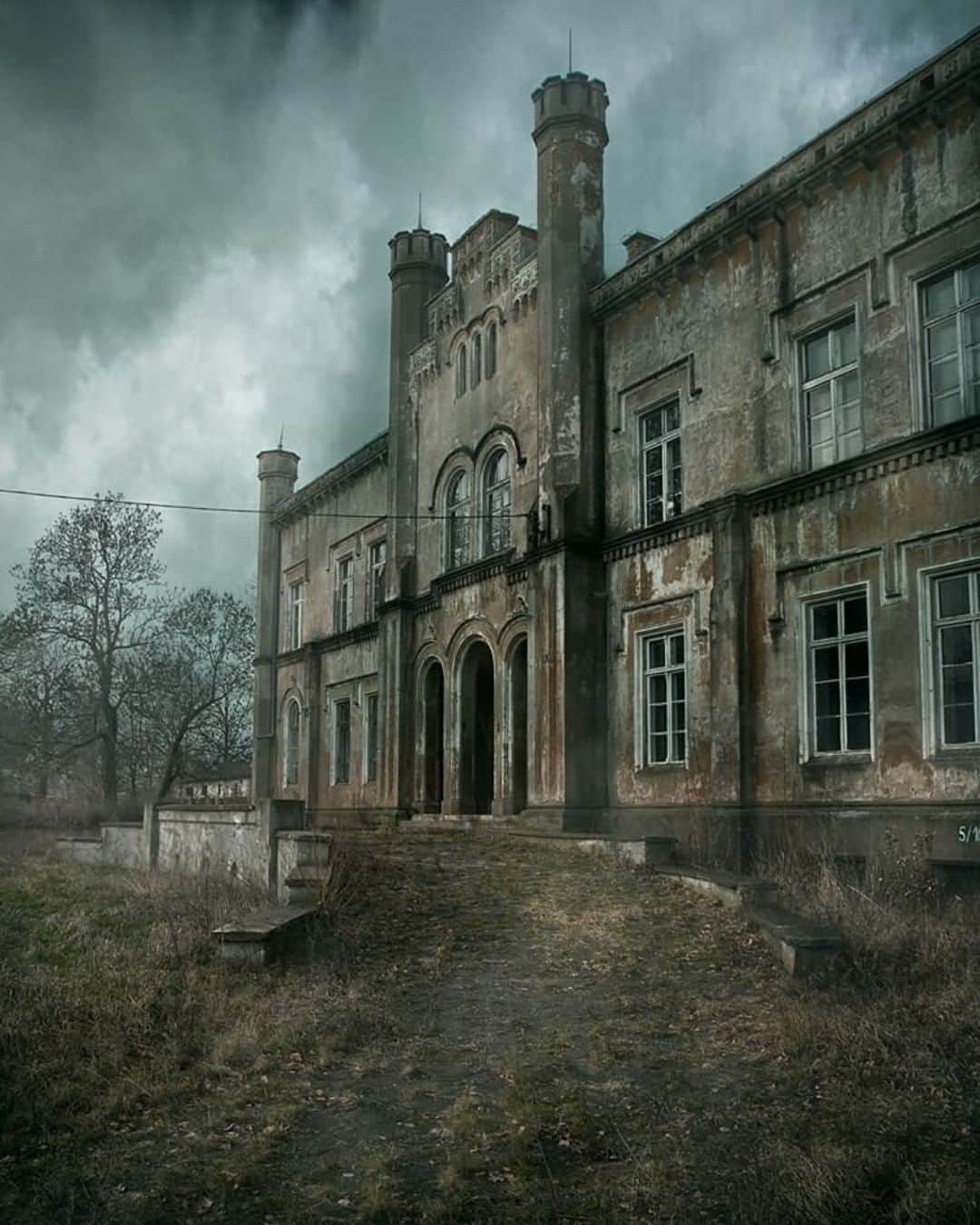 Abandoned Placesさんのインスタグラム写真 - (Abandoned PlacesInstagram)「Abandoned in Poland by @urbexniespi」8月21日 8時00分 - itsabandoned
