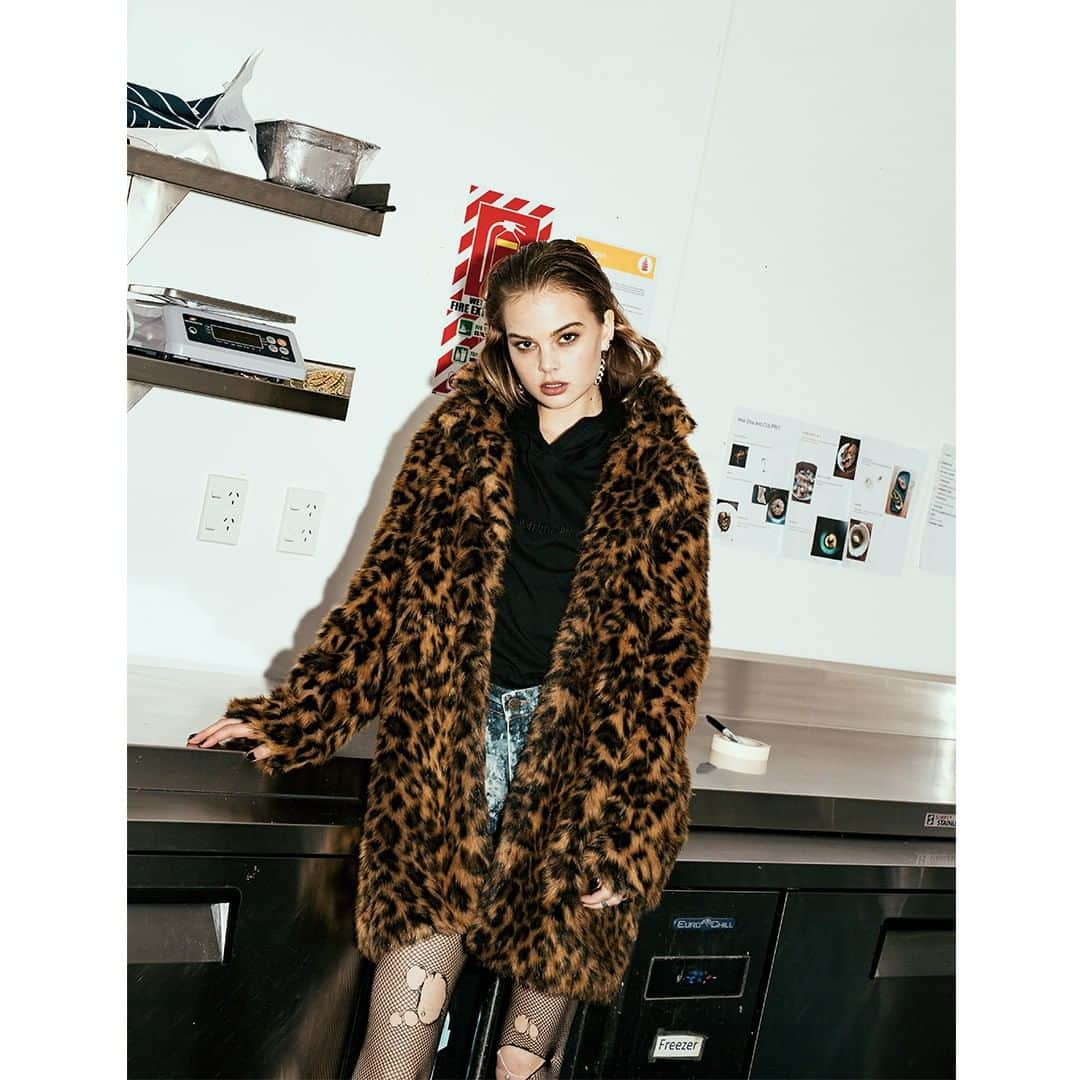 ストーレンガールフレンズクラブさんのインスタグラム写真 - (ストーレンガールフレンズクラブInstagram)「The Viper Room Coat 🖤 kinda like that Leopard coat you always look for at a thrift-store but it’s never there, or the cut is wrong, or it’s got cigarette burns, or it smells. Our one is perfect and made specifically for you. Oh and it’s unisex (just like the world). In-Store & Online Now  #stolenromantics #fauxfur #leopardprint #leopardprintcoat」8月21日 8時00分 - stolengirlfriendsclub